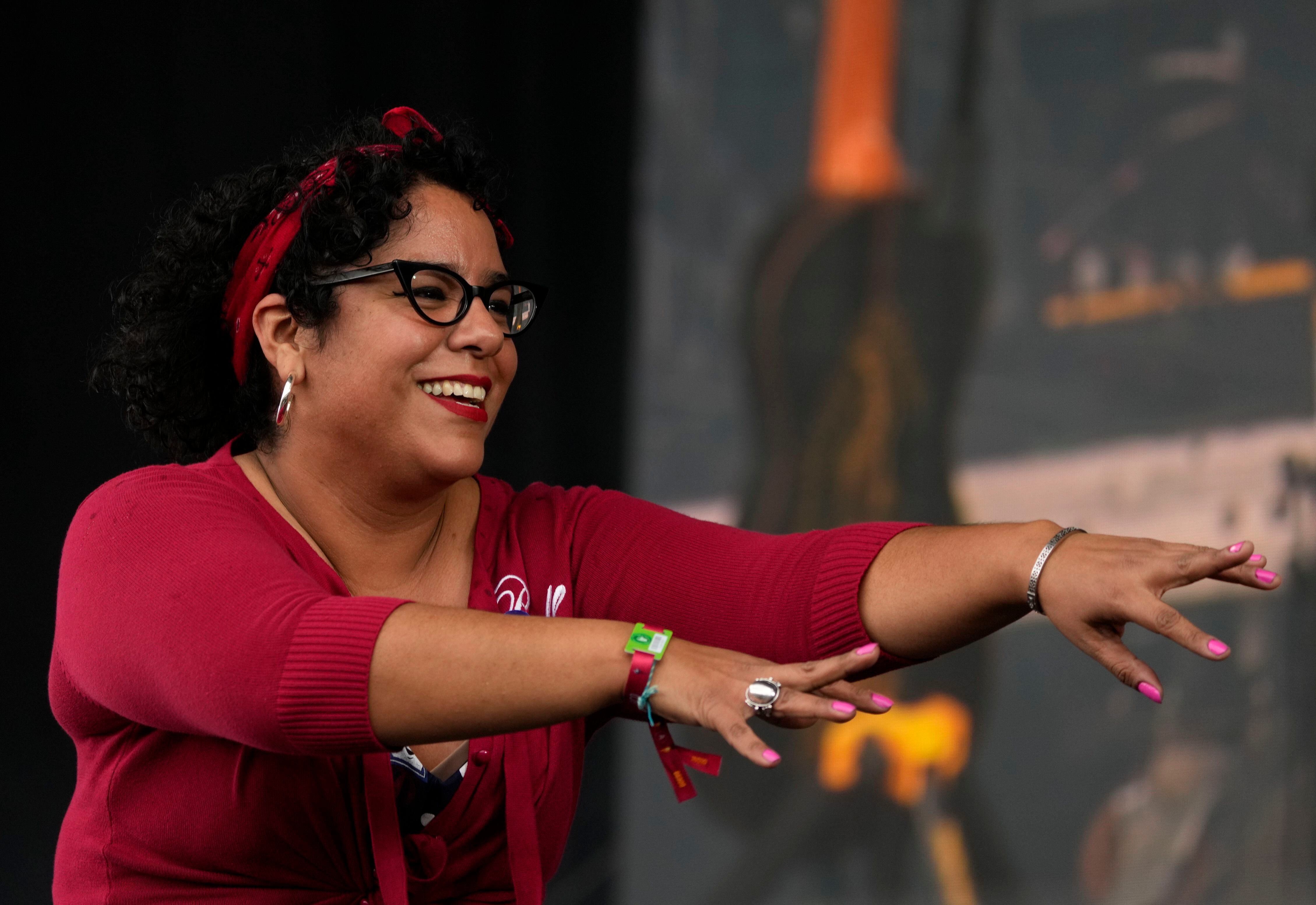 Marisol "La Marisoul" Hernández vocalista de la banda mexico-estadounidense La Santa Cecilia durante su presentación en el festival Vive Latino en la Ciudad de México el sábado 18 de marzo de 2023. (Foto AP/Fernando Llano)