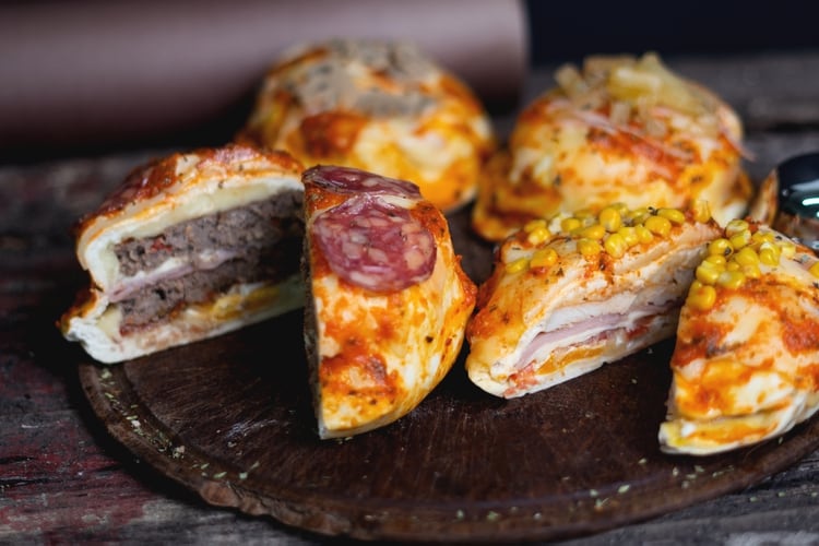 Innovadoras pizzas con relleno de hamburguesas