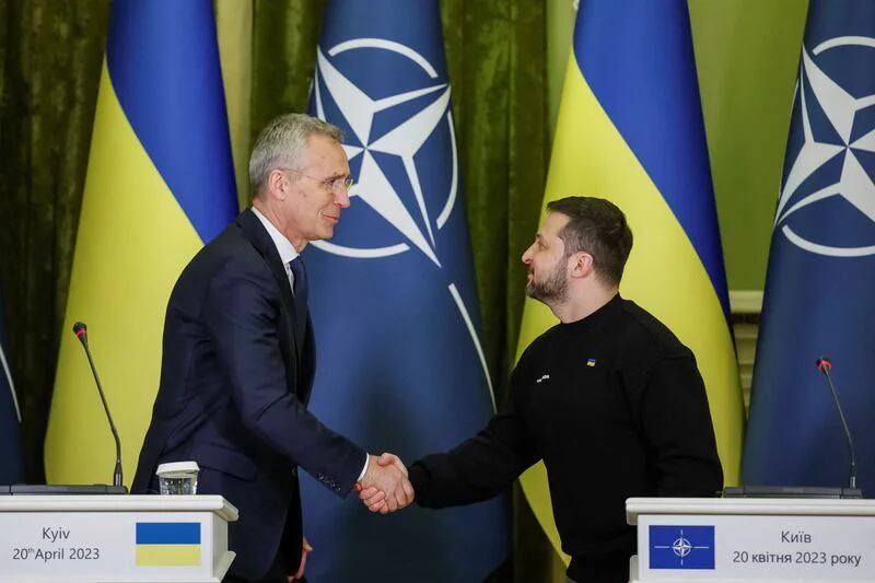 El secretario general de la OTAN, Jens Stoltenberg, y el presidente de Ucrania, Volodímir Zelenski, asisten a una rueda de prensa conjunta, en medio del ataque de Rusia a Ucrania (REUTERS/Alina Yarysh/Archivo)