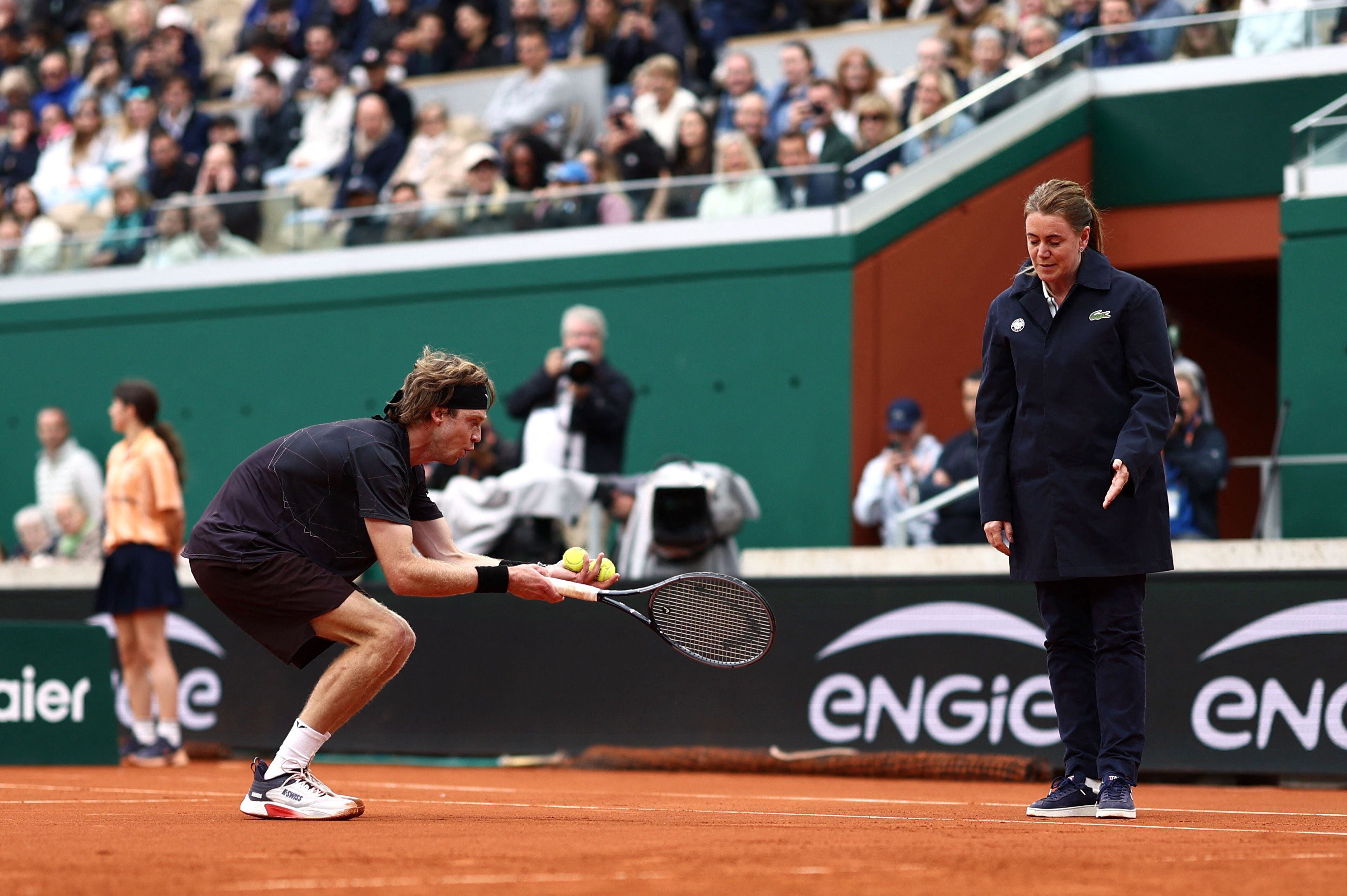 Andrey Rublev le exige explicaciones a la umpire en el partido ante el italiano Arnaldi en Roland Garros (REUTERS/Yves Herman)