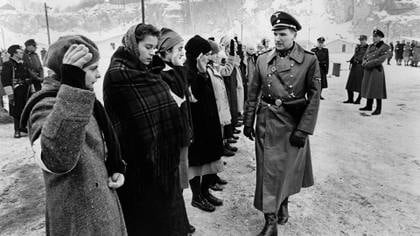 Ralph Fiennes es una escena de "Schindler's List" (1993)