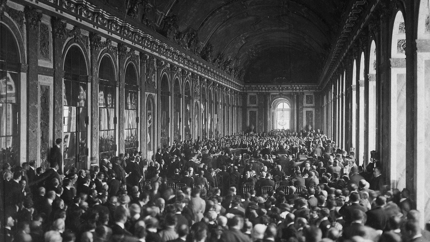 El Tratado de Paz de Versalles es un tratado de paz firmado el 28 de junio de 1919 entre los Países Aliados y Alemania en el Salón de los Espejos del Palacio de Versalles que puso fin oficialmente a la Primera Guerra Mundial