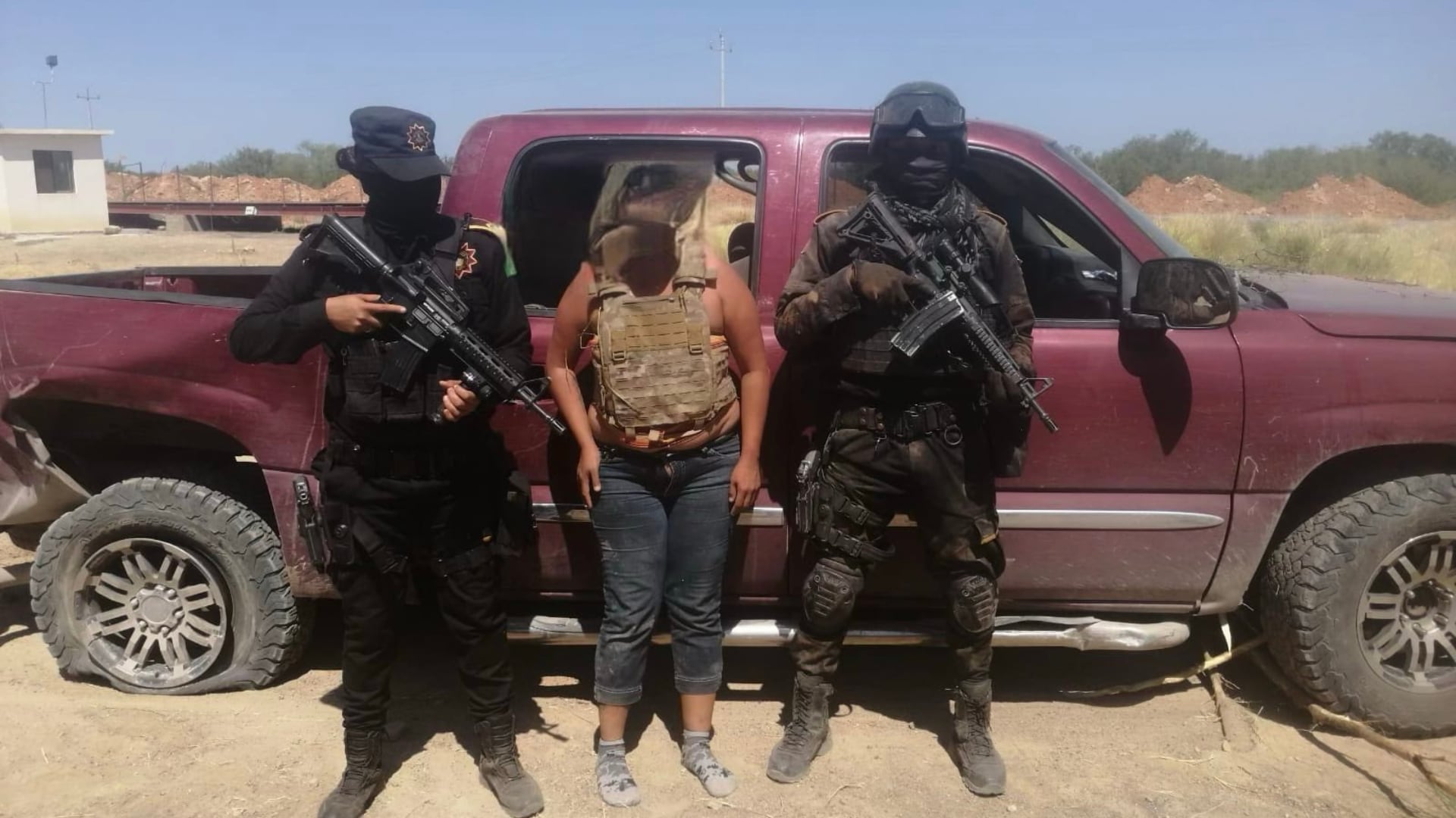 Tras la detención, las autoridades aseguraron una camioneta, armas y chalecos tácticos (Foto: Twitter@GerardoPPmanes)