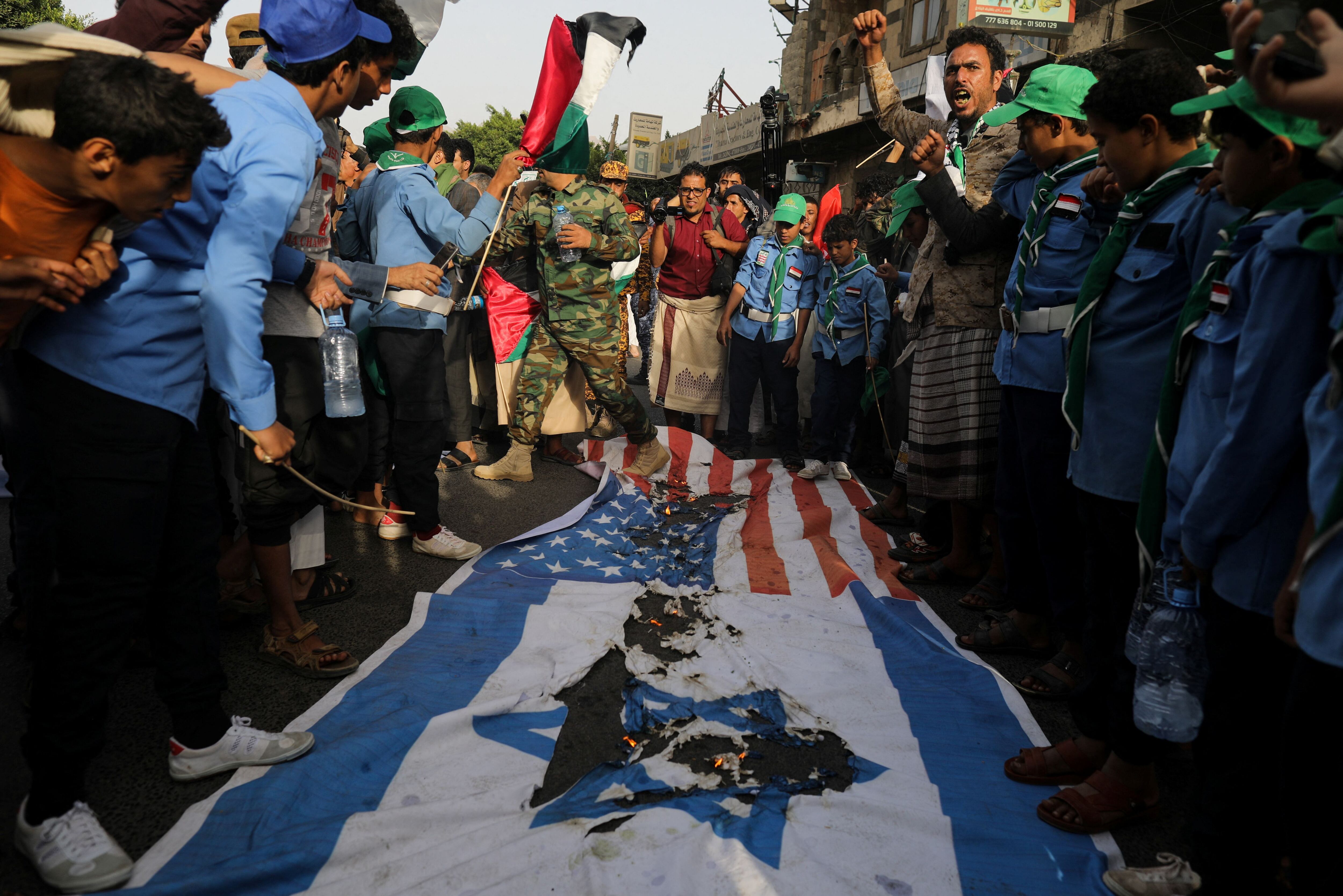 En Irak y Yemen, grupos armados han amenazado a Israel y Estados Unidos (REUTERS/Khaled Abdullah)