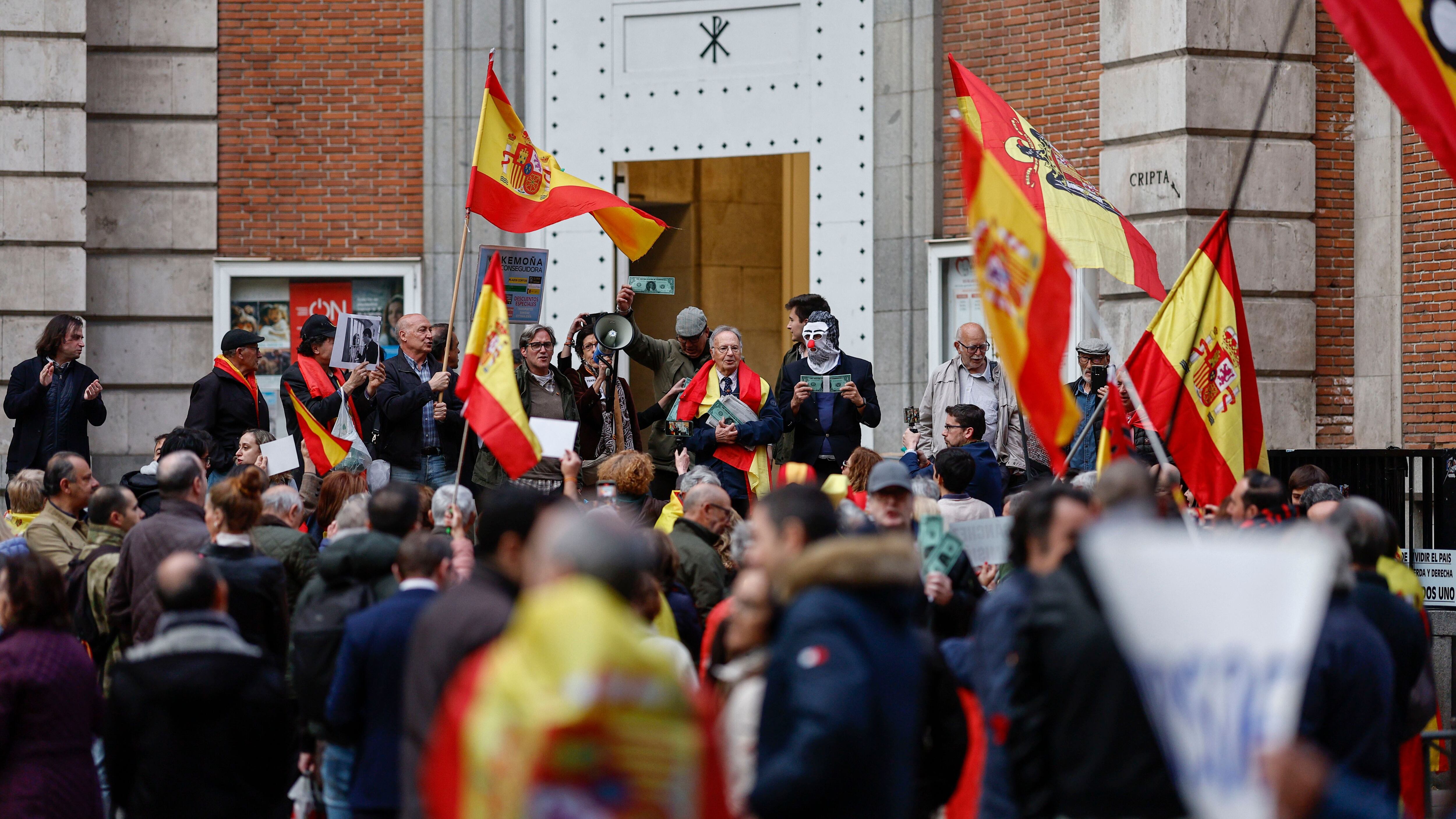 Decenas de personas se congregan en una marcha contra y a favor del presidente del Gobierno, Pedro Sánchez, frente a la sede del PSOE, en la calle Ferraz de Madrid. 26 abril (EFE/ Rodrigo Jiménez)