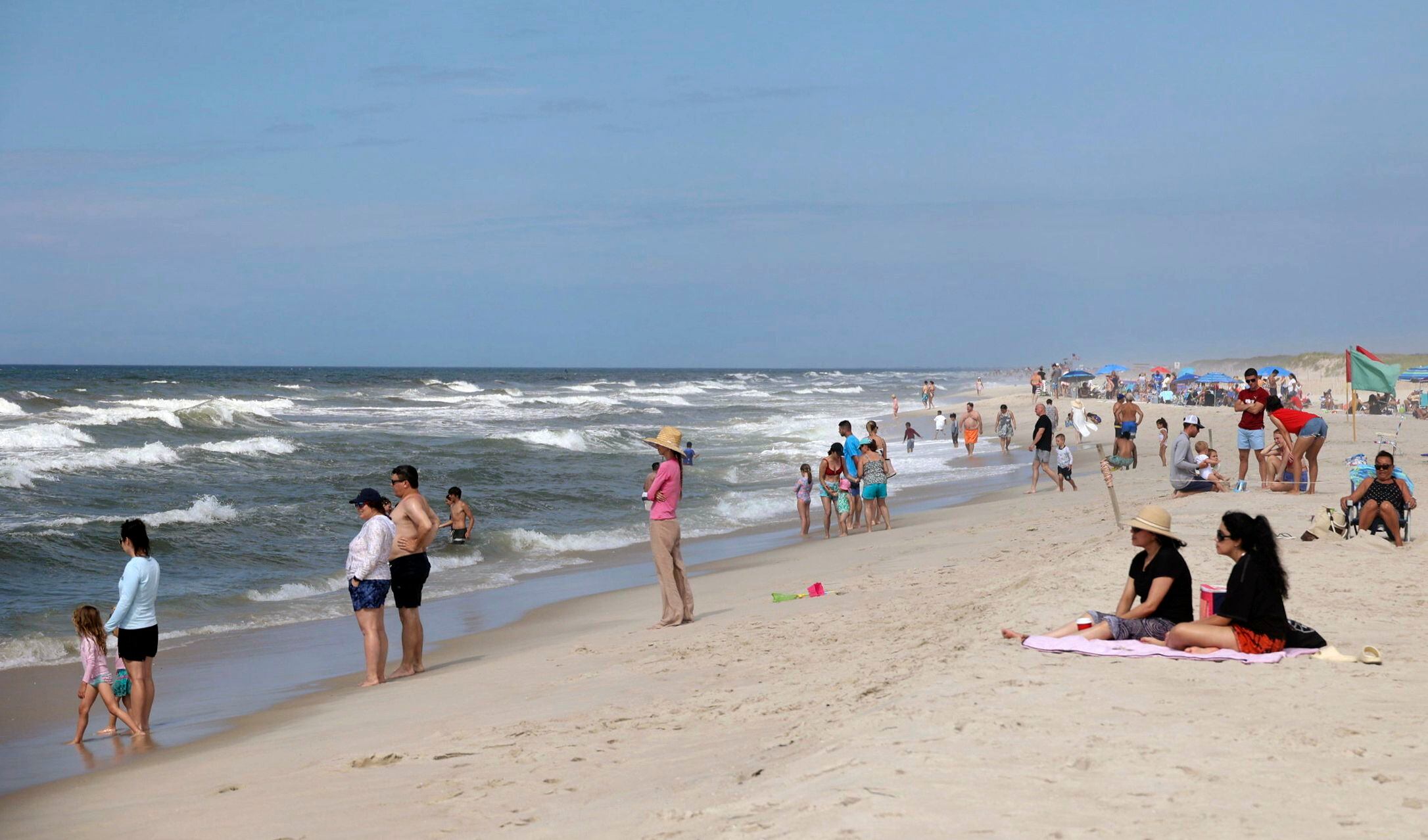 Un Tiburón Hambriento Ahuyentó A Los Bañistas De Una Playa De Florida Al Nadar Cerca De La