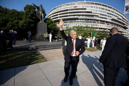 Washington, DC, Estados Unidos. 8 de julio de 2020.
Andrés Manuel López Obrador, Presidente de México encabeza las Ceremonias de depósito de ofrendas florales en los Monumentos a Abraham Lincoln y  Benito Juárez. 
Foto:Presidencia
