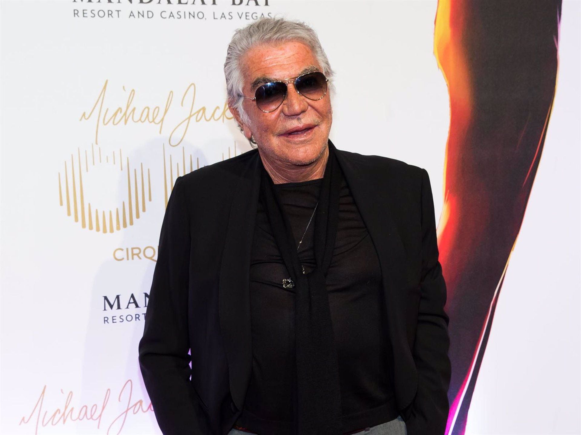 Roberto Cavalli, icono de la moda italiana, falleció a los 83 años dejando un legado de innovación y creatividad en el diseño de alta costura, caracterizado por sus llamativos estampados y la utilización del cuero

01/07/2013 ROBERTO CAVALLI
EUROPA ESPAÑA SOCIEDAD
