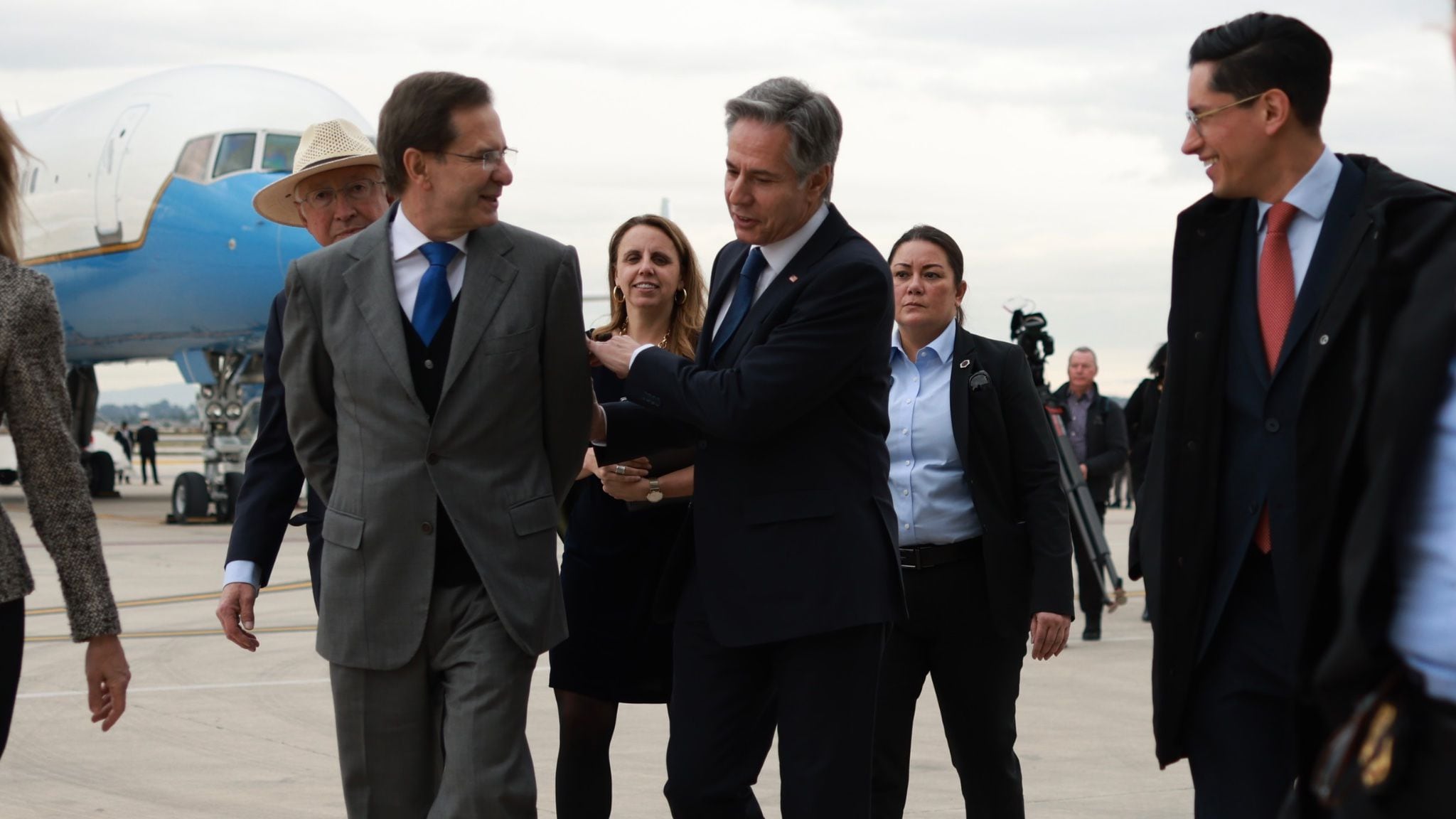 Antony Blinken fue captado a su llegada a México con los embajadores Esteban Moctezuma y Ken Salazar