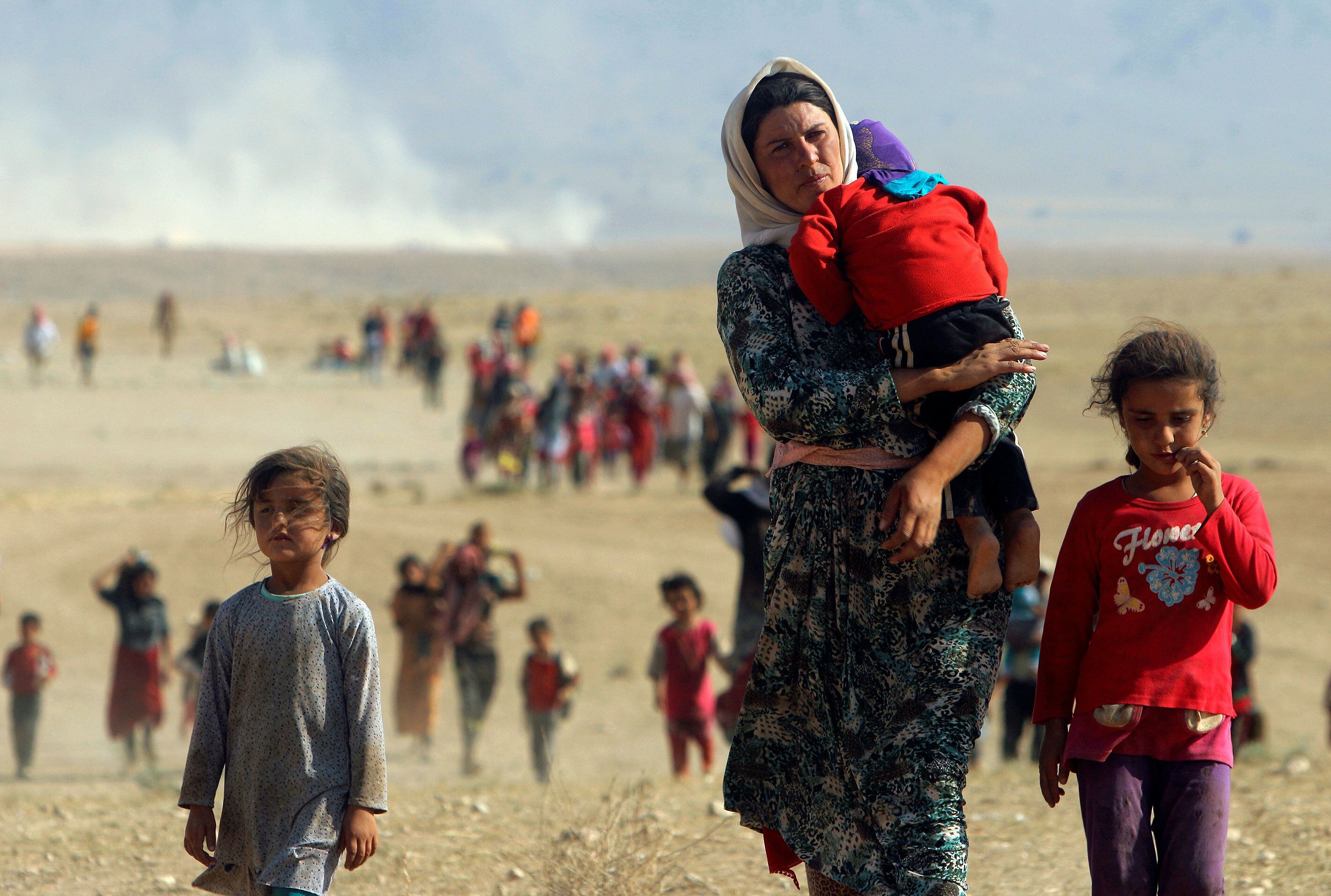 Mujeres y niñas huyendo de las fuerzas de los yihadistas en las faldas del monte Sinjar cerca del pueblo de Elierbeh of Al-Hasakah REUTERS/Rodi Said.