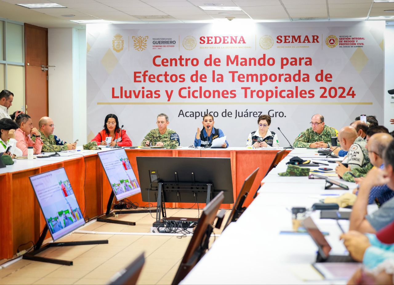 La gobernadora Evelyn Salgado en la mesa de análisis sobre los daños de la Tormenta tropical John en su entidad (EvelynSalgadoP/X)