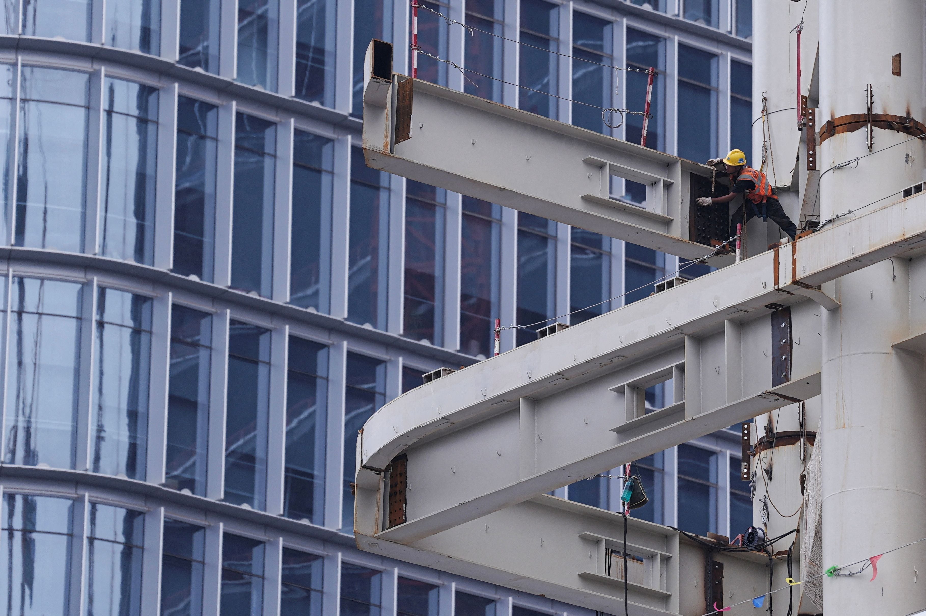 Un obrero trabaja en un edificio en construcción en el Distrito Central de Negocios de Pekín (REUTERS/Tingshu Wang)