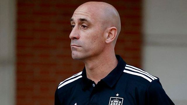 El presidente del Gobierno español, Pedro Sánchez, recibe a Luis Rubiales, presidente de la Real Federación Española de Fútbol. (REUTERS)