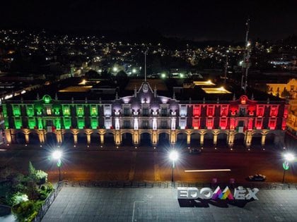 Así lucía el Palacio de Gobierno de EdoMex durante la ceremonia de Independencia (Foto: @alfredodelmazo)