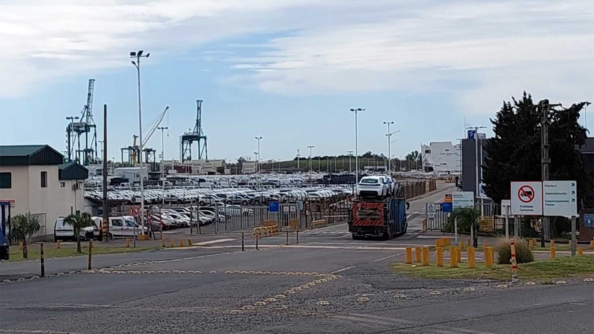 Los autos producidos en Argentina entran a TZ (Términal Zárate) para ser exportados, pero la salida de vehículos provenientes del exterior sigue parada