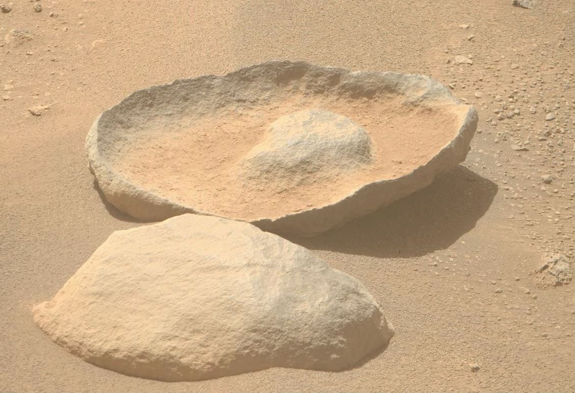 La imagen de una roca con forma de sombrero en Marte también llamó la atención de los científicos/NASA/JPL-CALTECH/ASU.
