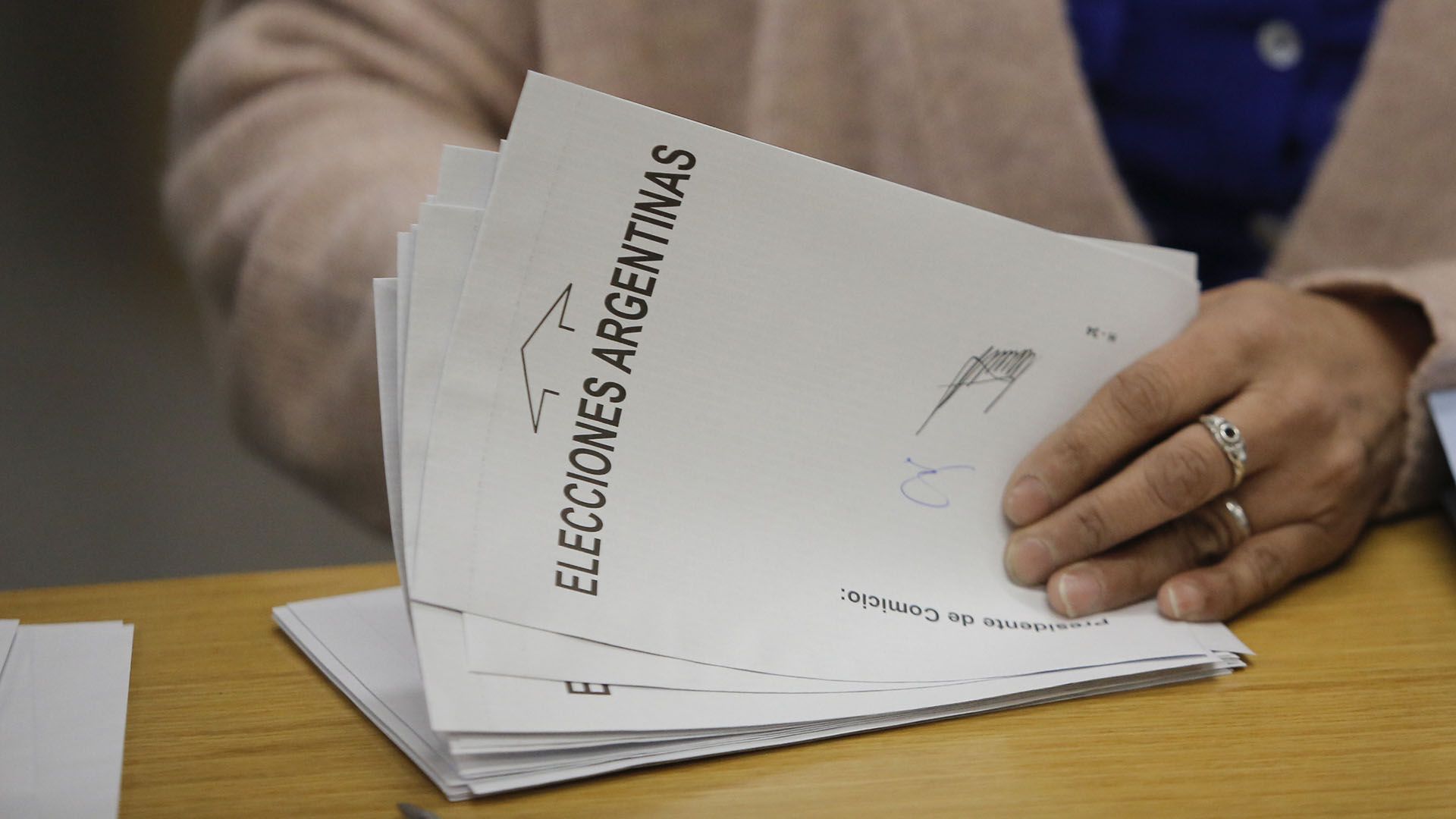 Hasta las 18h se podrá votar en las PASO 2023 y a las 21h se conocerán los primeros resultados oficiales (AP Photo/Sebastian Pani)