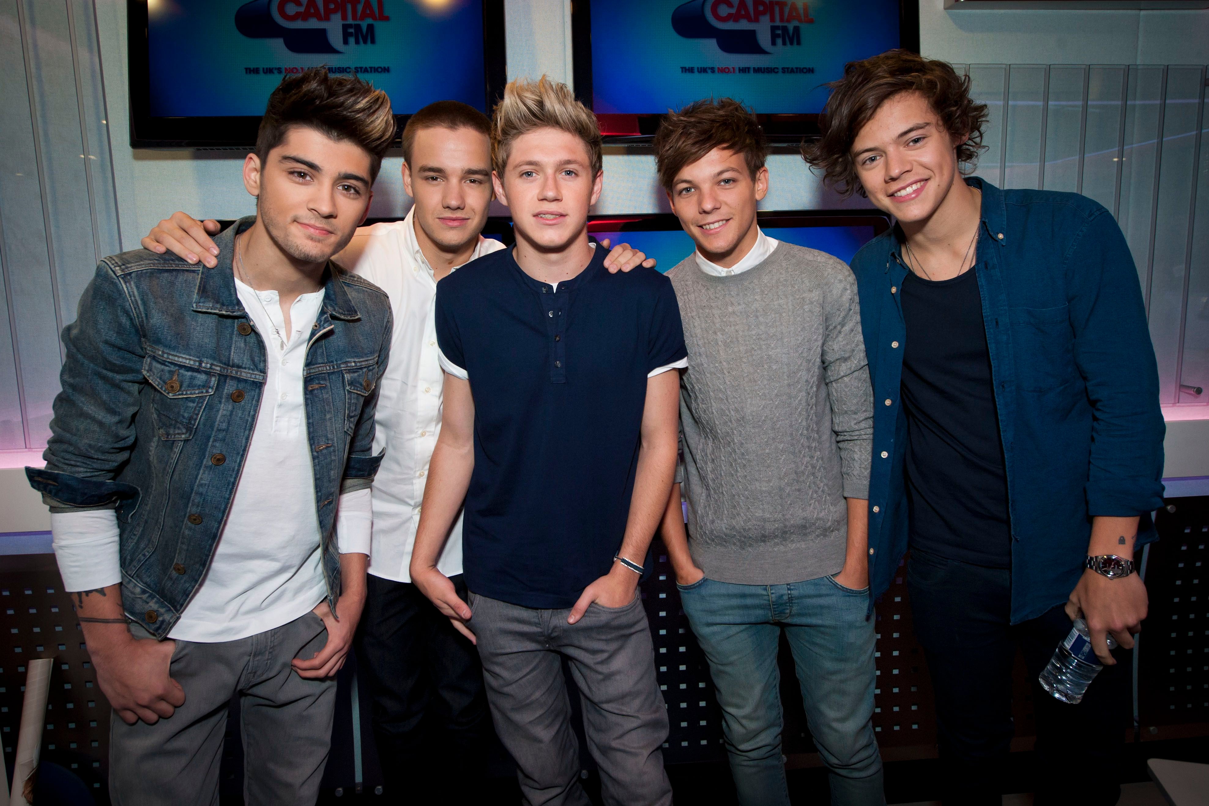 ARCHIVO - Zayn Malik de One Direction, de izquierda a derecha, Liam Payne, Niall Horan, Louis Tomlinson y Harry Styles posan durante una entrevista en Capital Breakfast con Dave Berry y Lisa Snowdon, en sus estudios en Leicester Square, en Londres, el viernes 5 de octubre. 2012. (Yui Mok/PA vía AP, archivo)