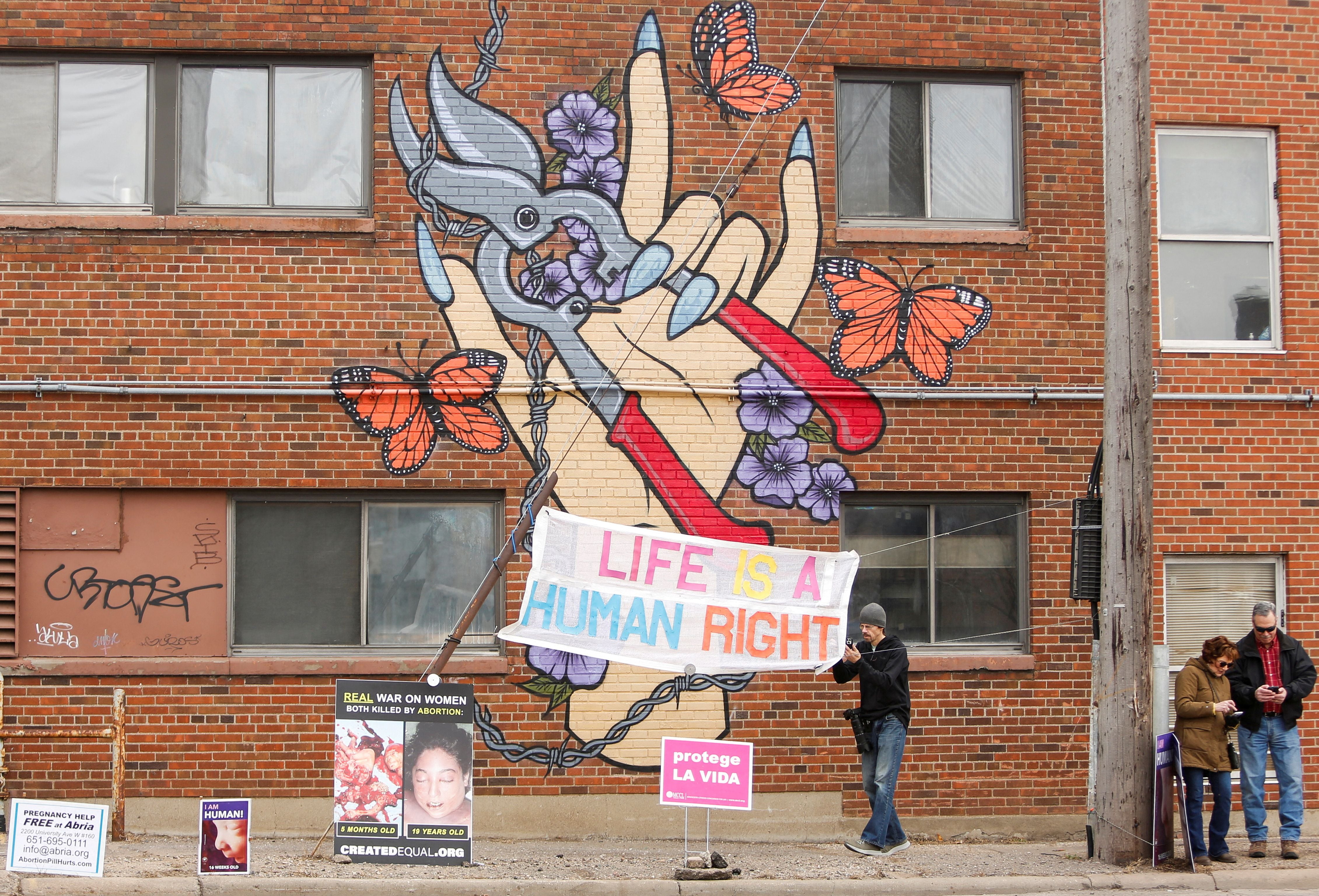 La vicepresidenta de Estados Unidos, Kamala Harris, muestra carteles contra el aborto durante su visita al St. Paul Health Center, una clínica que realiza abortos, en St. Paul, Minnesota, Estados Unidos, el 14 de marzo de 2024. REUTERS/Nicole Neri