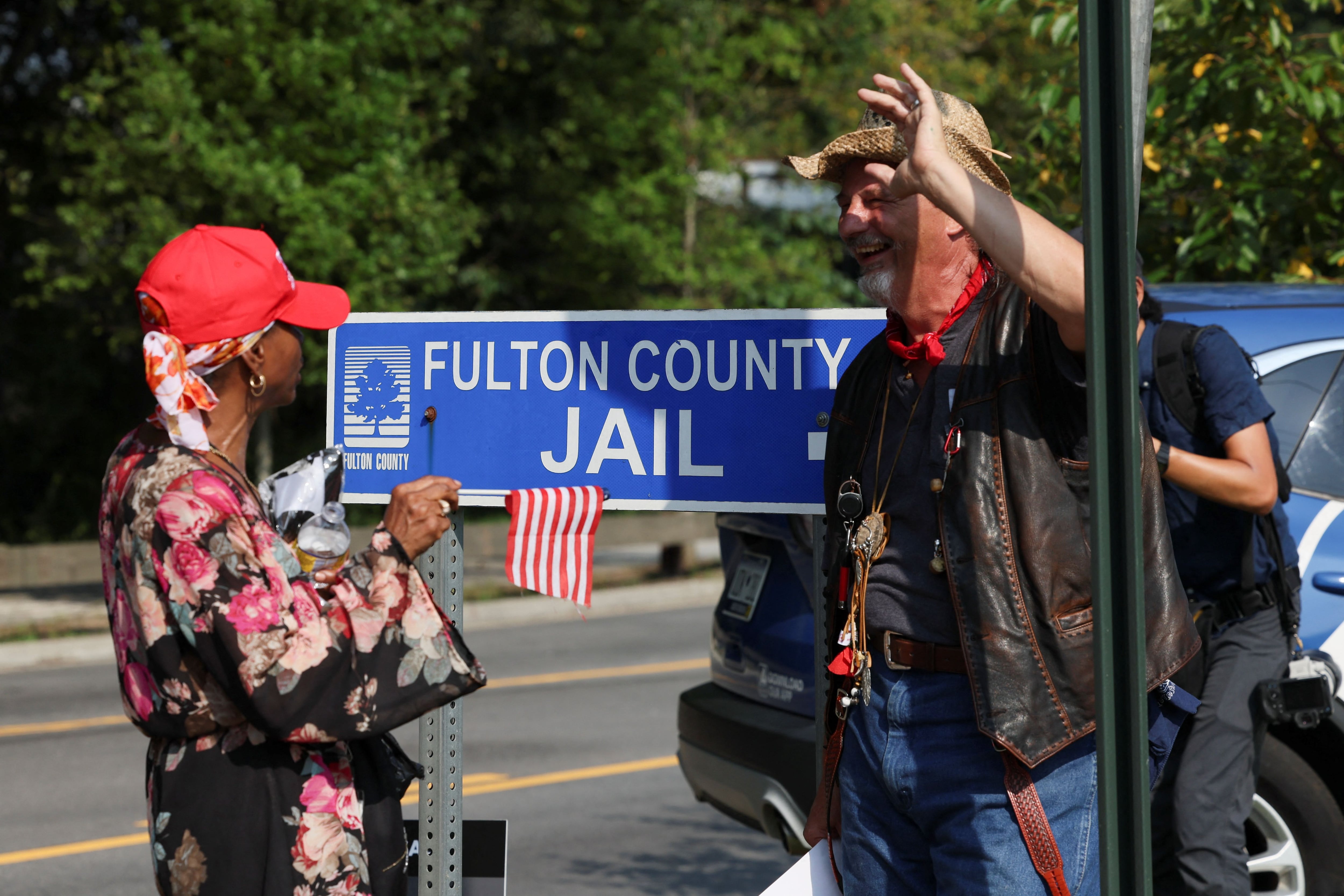 Simpatizantes de Donald Trump en la entrada de la cárcel de Fulton, en Atlanta (Reuters)