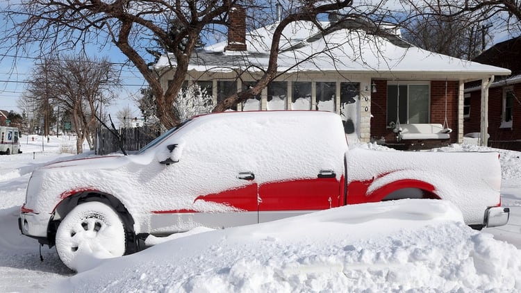Una camioneta cubierta de nieve en Colorado (AP)