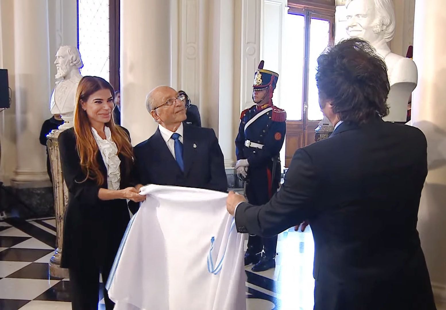 El 14 de mayo de este año el presidente Javier Milei inauguró el busto del exmandatario Carlos Saúl Menem en Casa Rosada, con Eduardo Menem y Zulemita. Foto NA: imagen video