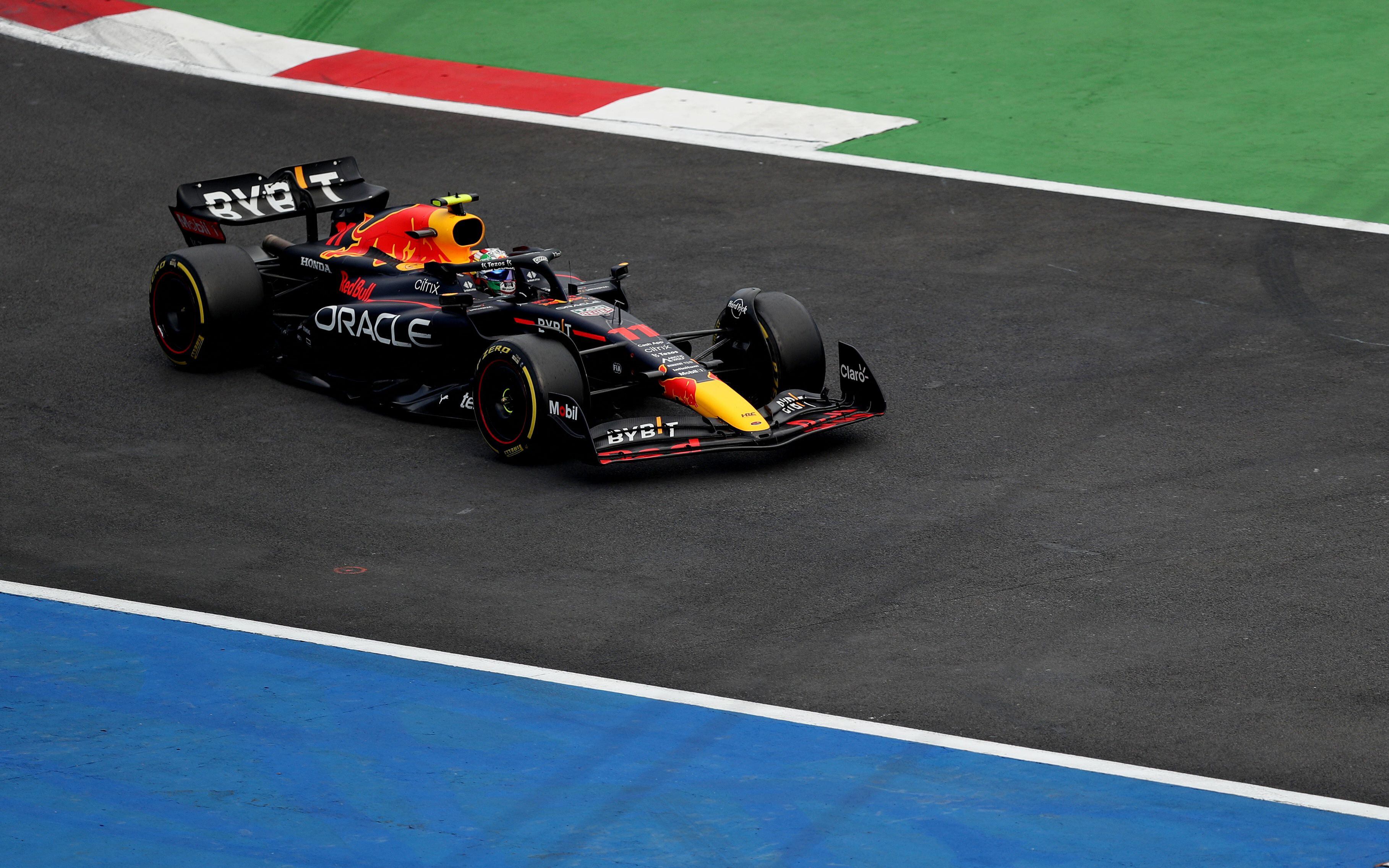 Checo Pérez persigue a Hamilton para llegar al segundo lugar (Foto: REUTERS/Edgard Garrido)