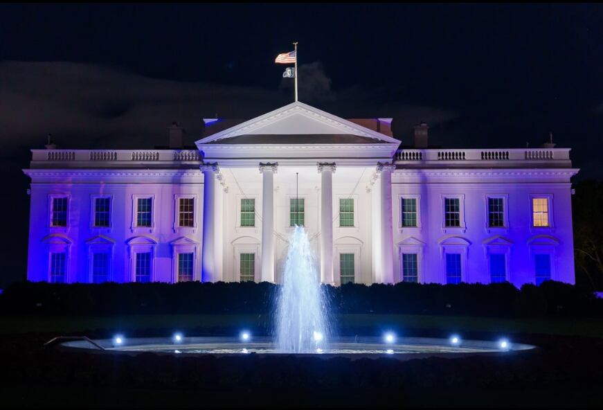 La Casa Blanca se iluminó este lunes con los colores de la bandera israelí en apoyo a su pueblo tras el ataque de Hamas.