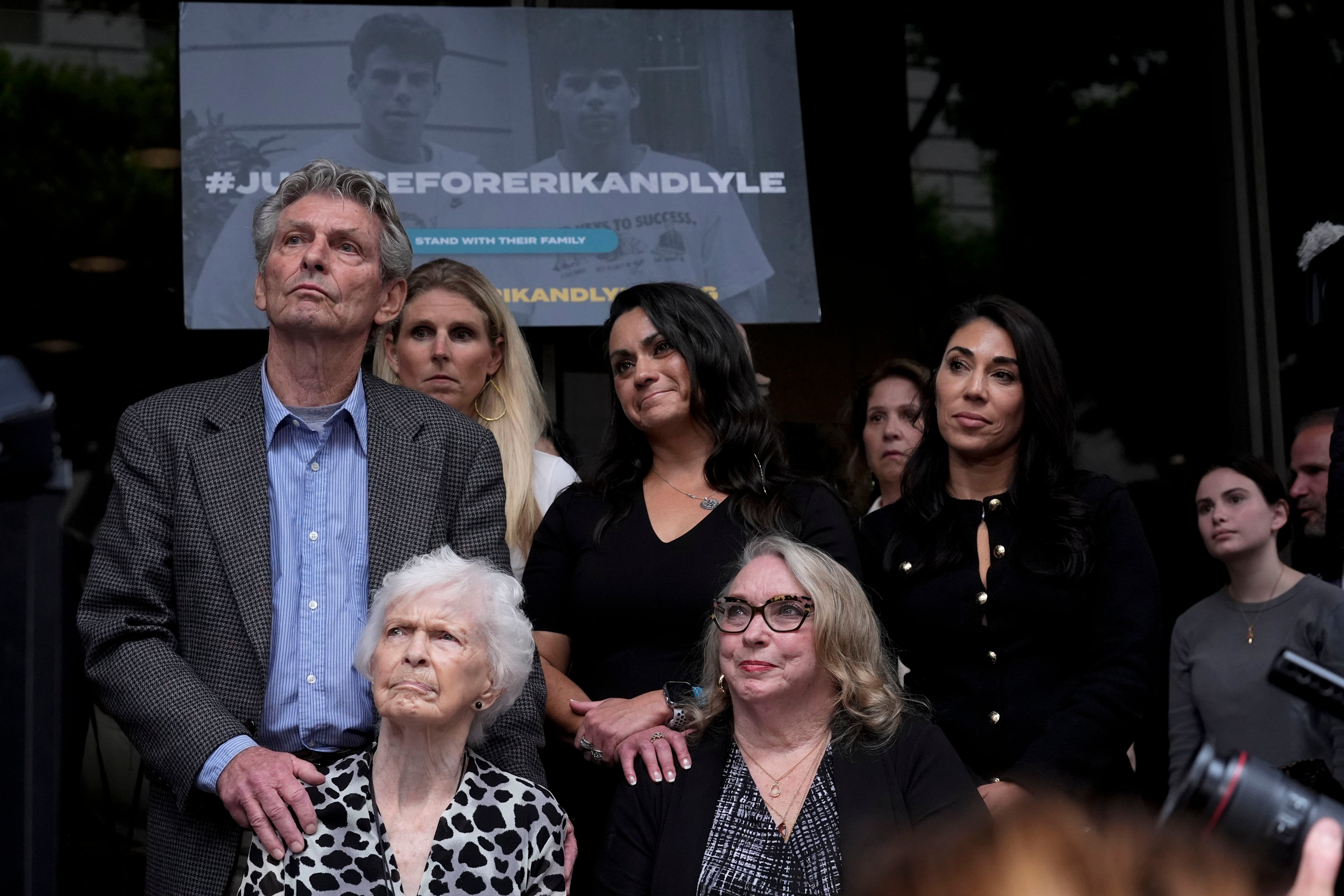 La familia Menendez ha sugerido que los hermanos deberían haber sido acusados de homicidio involuntario en lugar de asesinato. (AP/Damian Dovarganes)