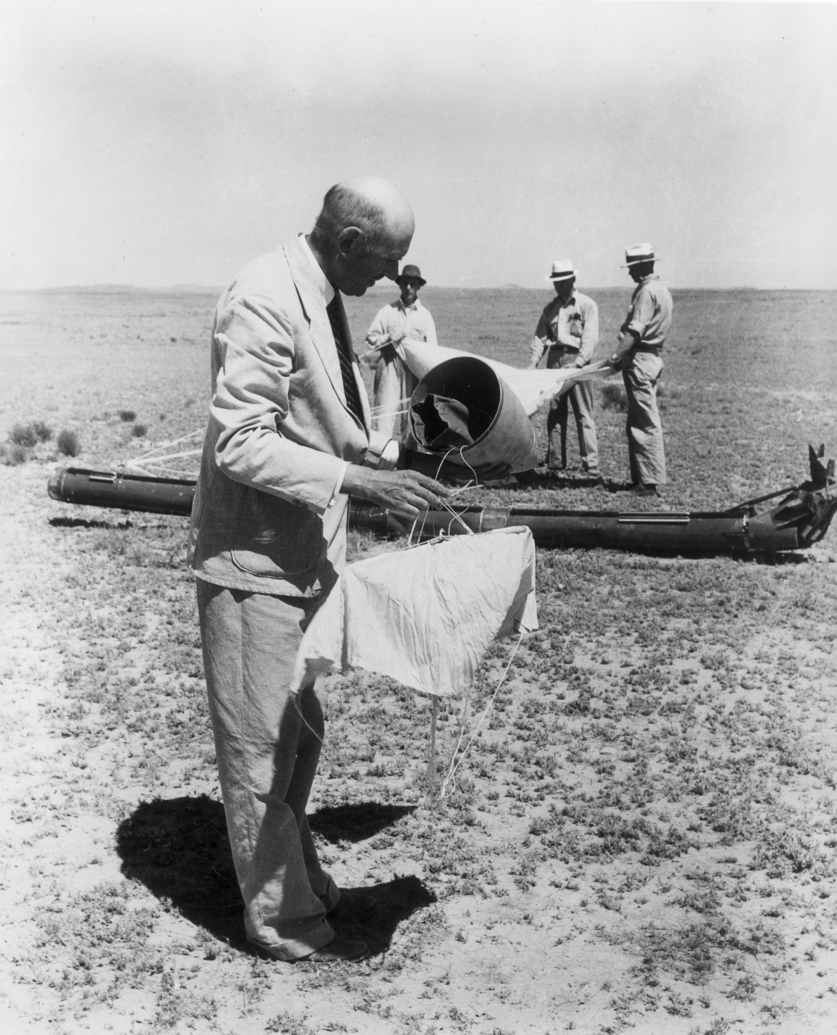 Militares y científicos recogen los objetos caídos en el rancho de Roswell. Eran parte del Proyecto Mogul, un secreto de Estado en los comienzos de la Guerra Fría