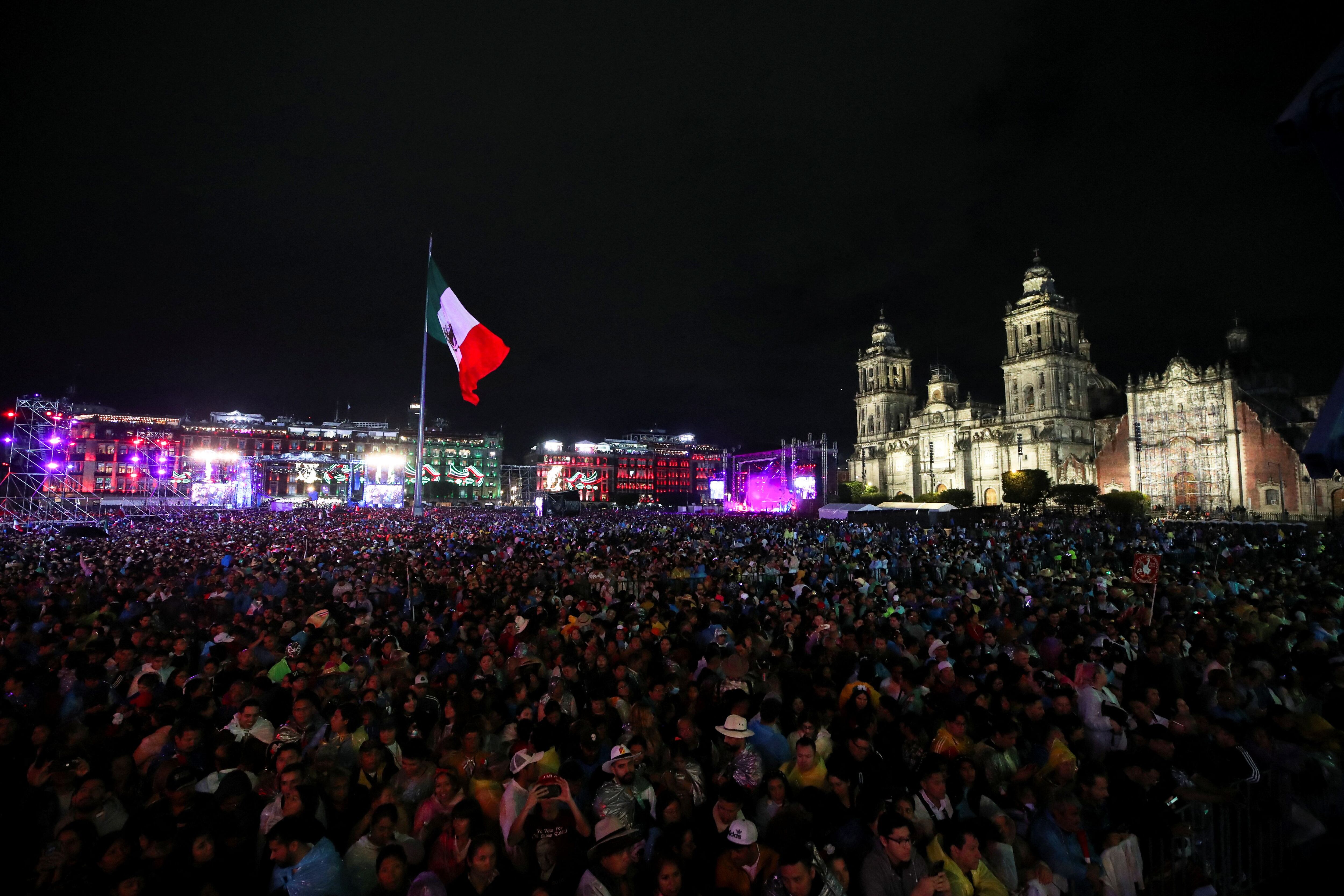 Bad Bunny le rinde homenaje a David Ortiz durante concierto