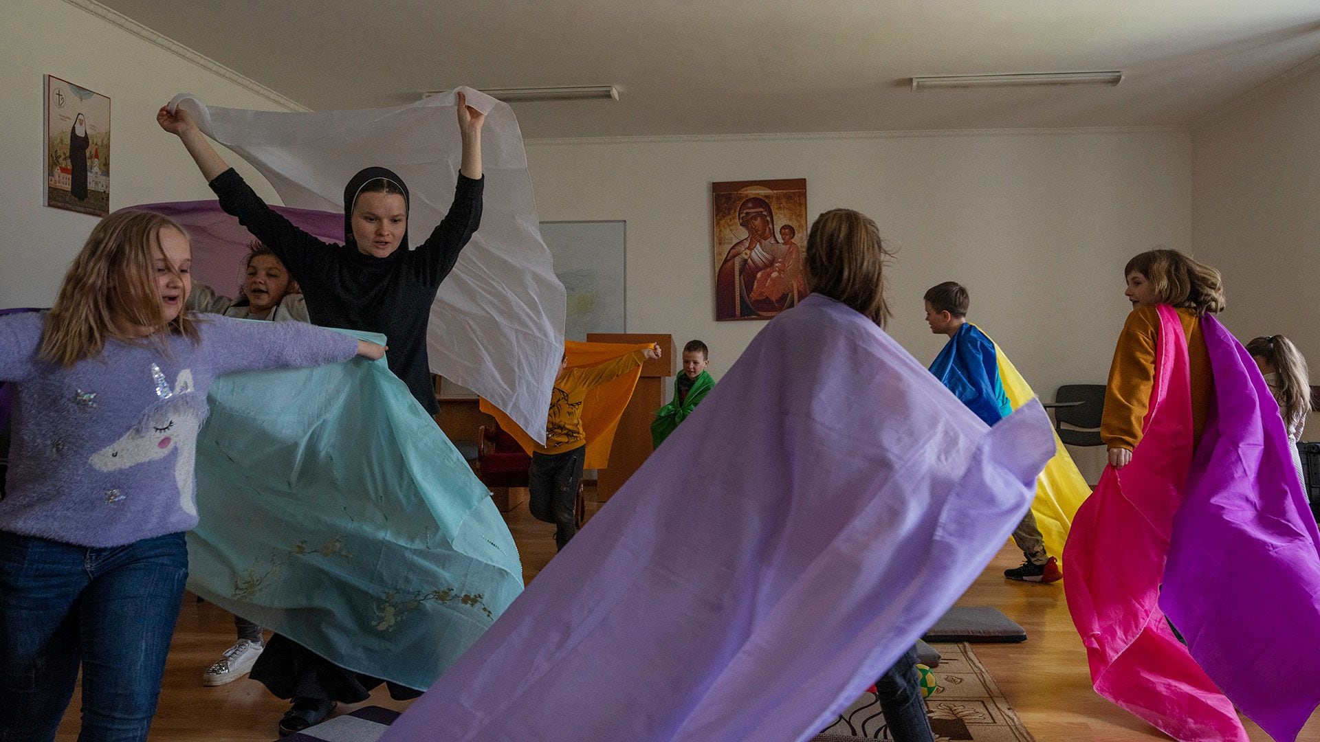 Monjas juegan con niños desplazados internamente, que se refugian en el Monasterio de Mujeres Hoshiv, en la región de Ivano-Frankivsk, en el oeste de Ucrania, el miércoles 6 de abril de 2022. Muchos de los niños que ahora se ríen y abrazan a las monjas llegaron en un estado de angustia.
 (Foto AP/Nariman El-Mofty)
