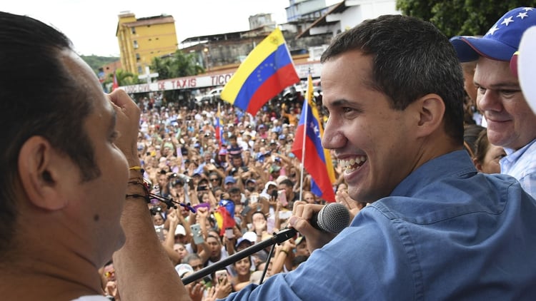 El presidente interino Juan Guaidó es reconoicdo por más de 50 países como único poder legítimo de Venezuela (AFP)