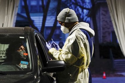 Un trabajador de la salud se prepara para tomar una muestra de un paciente en una estación móvil de pruebas de COVID-19 en Milwaukee, Wisconsin (REUTERS / Bing Guan)