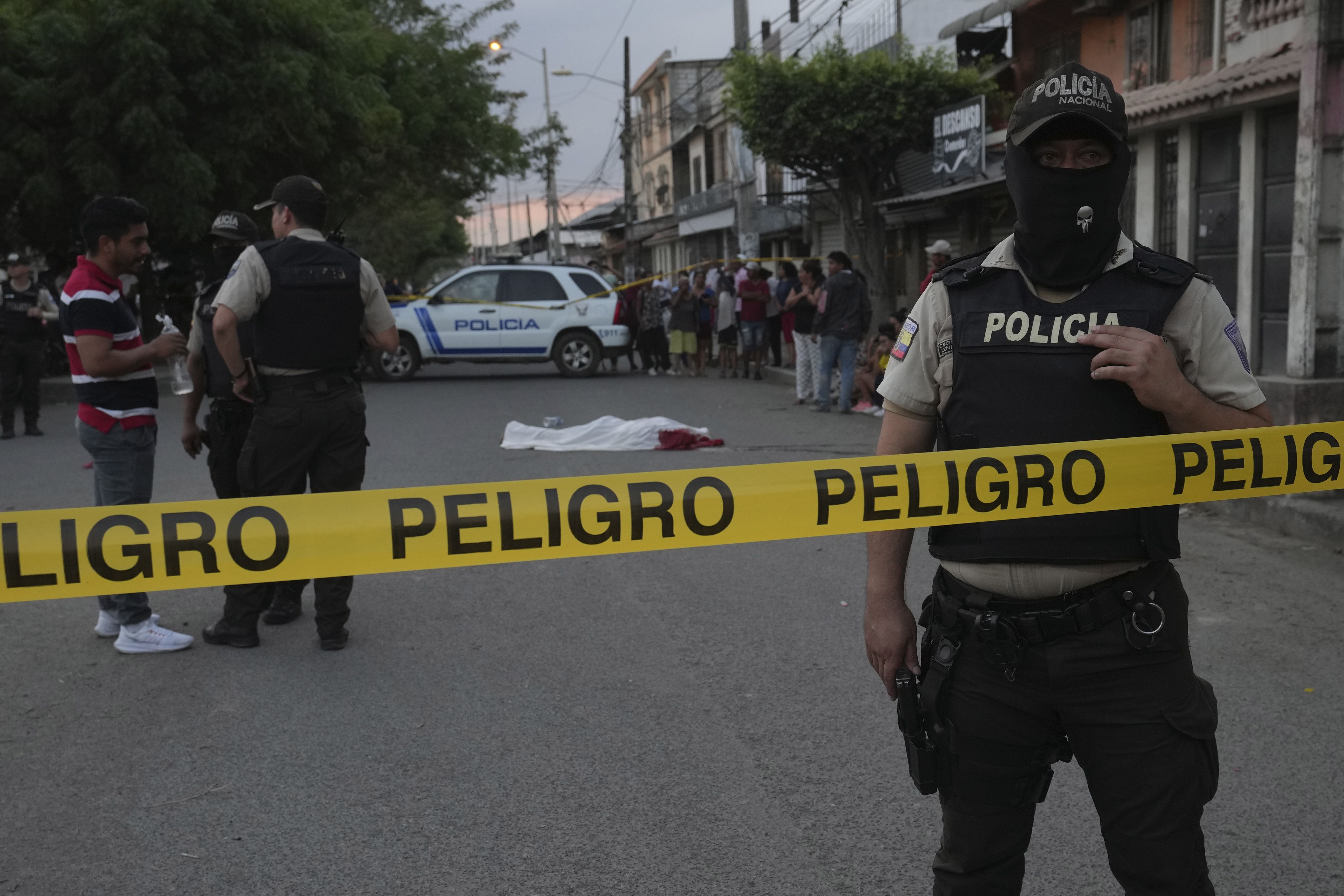 La policía en la escena de un crimen en Duran (AP/Dolores Ochoa)