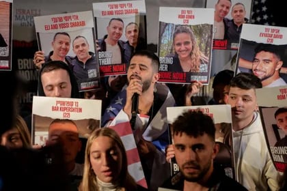 El cantante israelí Eden Hason entona el himno nacional israelí con familiares de los rehenes durante un acto de Lights for Liberty para exigir la liberación de los rehenes restantes retenidos en Gaza, en Manhattan en Nueva York, EE.UU. 13 de diciembre de 2023. REUTERS/David Dee Delgado