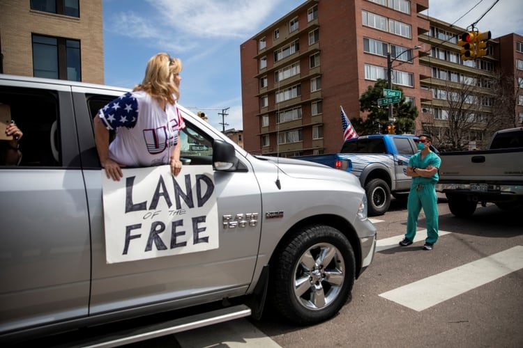 Cientos de personas protestaron en Denver contra las medidas de cuarentena (Reuters)