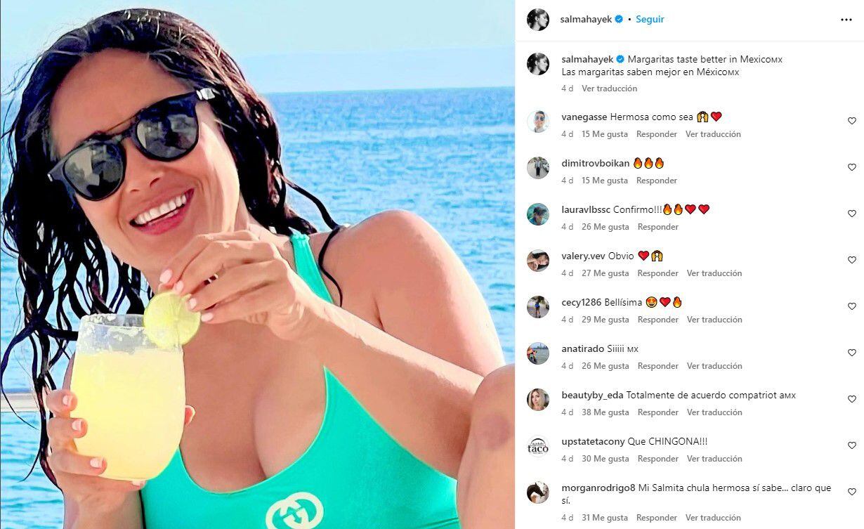 Salma Hayek lució recientemente un bañador Gucci mientras disfrutaba de una margarita