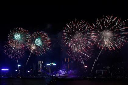 Los fuegos artificiales explotan sobre el puerto de Victoria para celebrar el año Nuevo en Hong Kong, China el 1 de enero de 2024. REUTERS/Tyrone Siu
