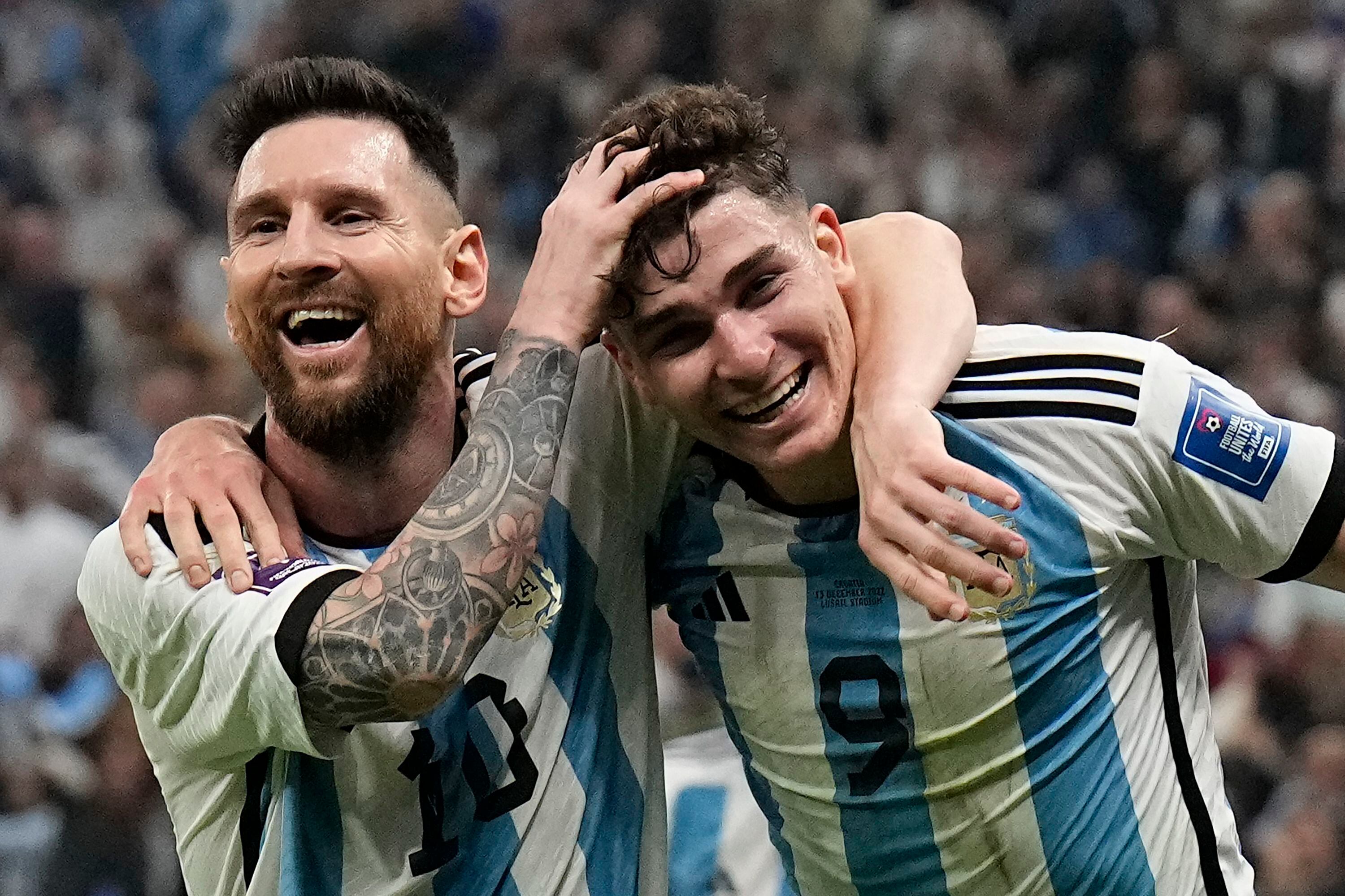 Lionel Messi y Julián Álvarez celebran luego que Álvarez anotó un gol para Argentina en la victoria 3-0 ante Croacia en la semifinal de la Copa Mundial, el martes 13 de diciembre de 2022, en Lusail, Qatar (AP Foto/Martin Meissner)