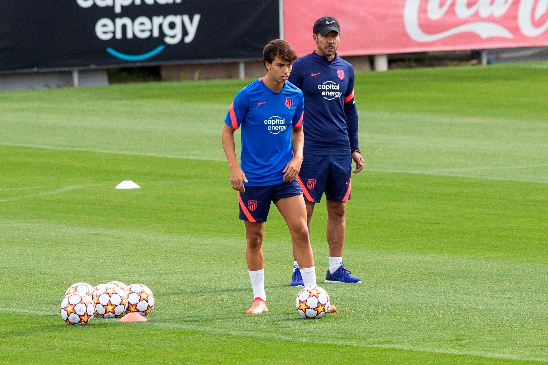 Joao Felix y Simeone durante un entrenamiento (EFE).