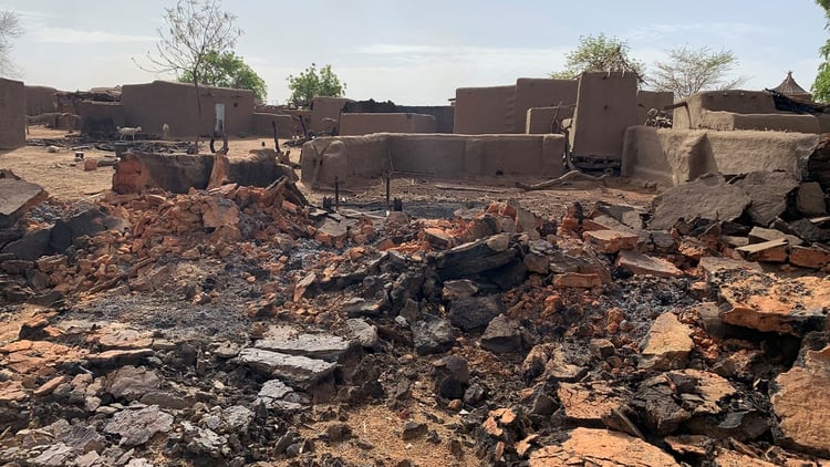 Una vista general muestra los daños en el lugar de un ataque contra una aldea dogona en junio de 2019 (Reuters)