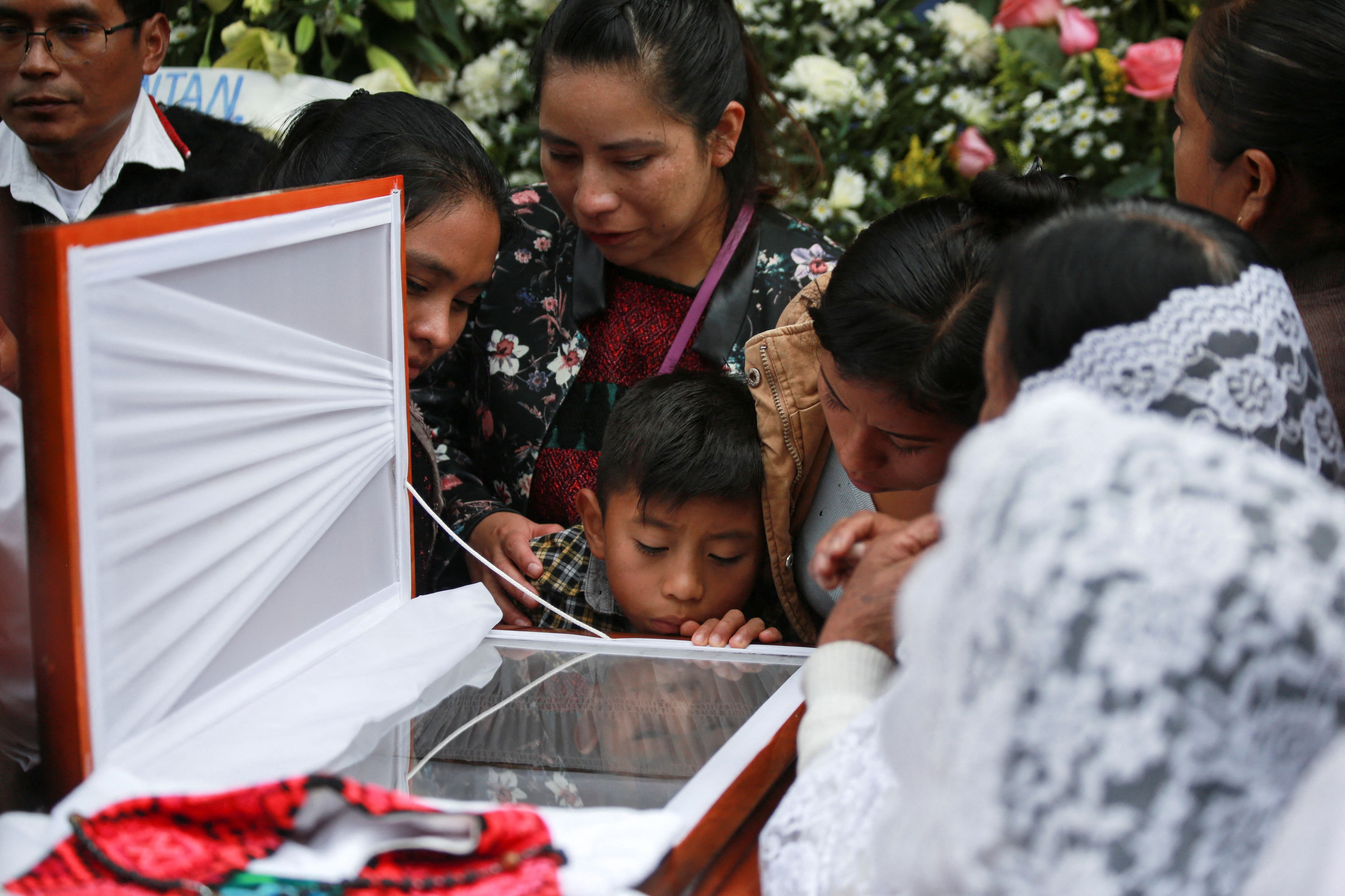 Los feligreses rodean el ataúd con el cuerpo del sacerdote Marcelo Pérez, quien fue asesinado el domingo en San Cristóbal de las Casas después de oficiar una misa, durante un funeral, en San Andrés Larrainzar en el estado sureño de Chiapas, México, el 21 de octubre de 2024. REUTERS/Gabriela Sanabria