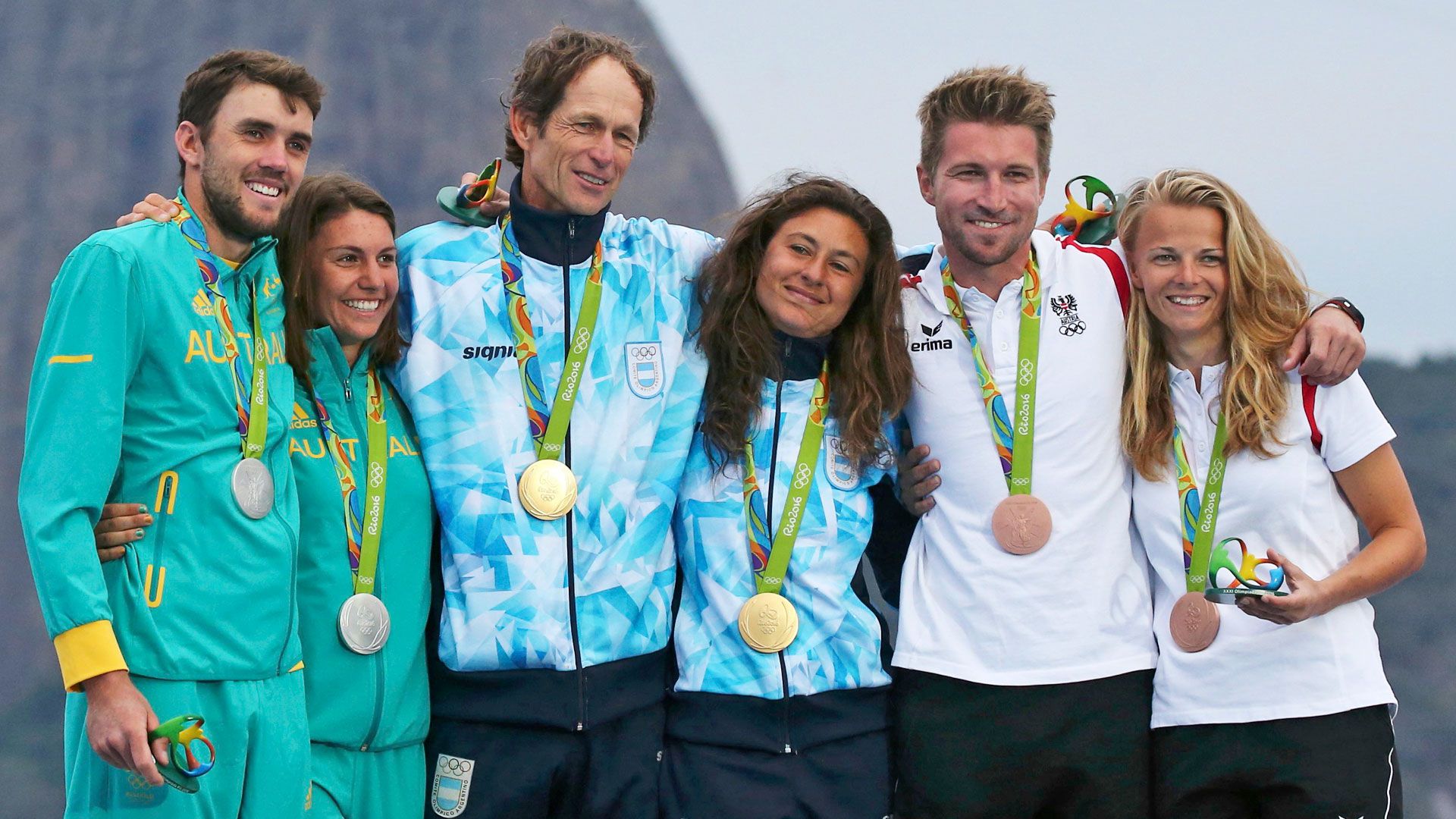 Cecilia Carranza junto a Santiago Lange en el podio de los Juegos Olímpicos de Río de Janeiro 2016. La dupla argentina fue campeona en la clase Nacra 17 (Reuters)