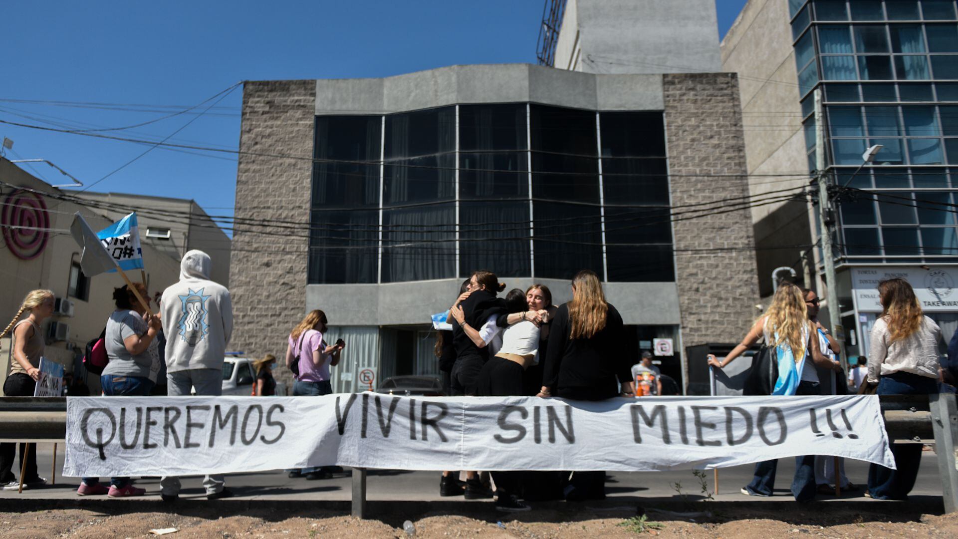 Familiares y allegados a Andrés Blaquier se concentraron frente al Juzgado (Adrián Escandar)