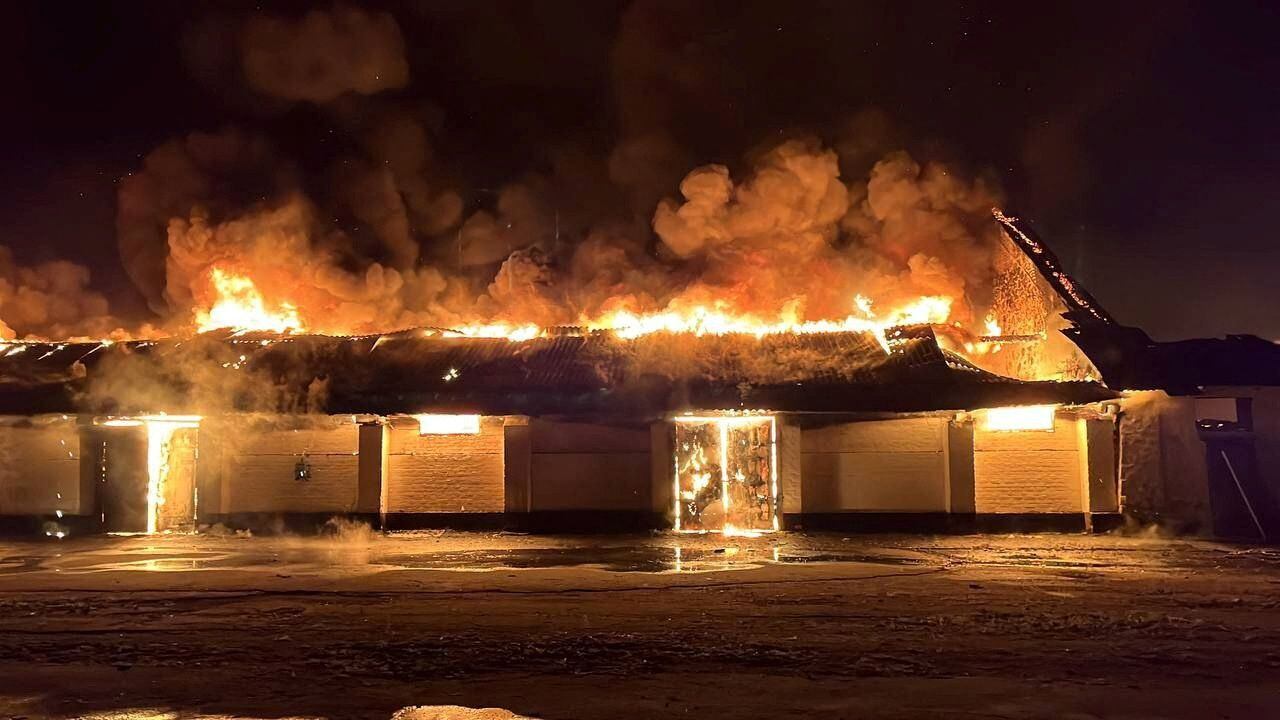 Un almacén arde tras el ataque de un dron ruso, en medio del ataque de Rusia, en Uman, región de Cherkasy, Ucrania 1 de octubre de 2023 (Reuters)