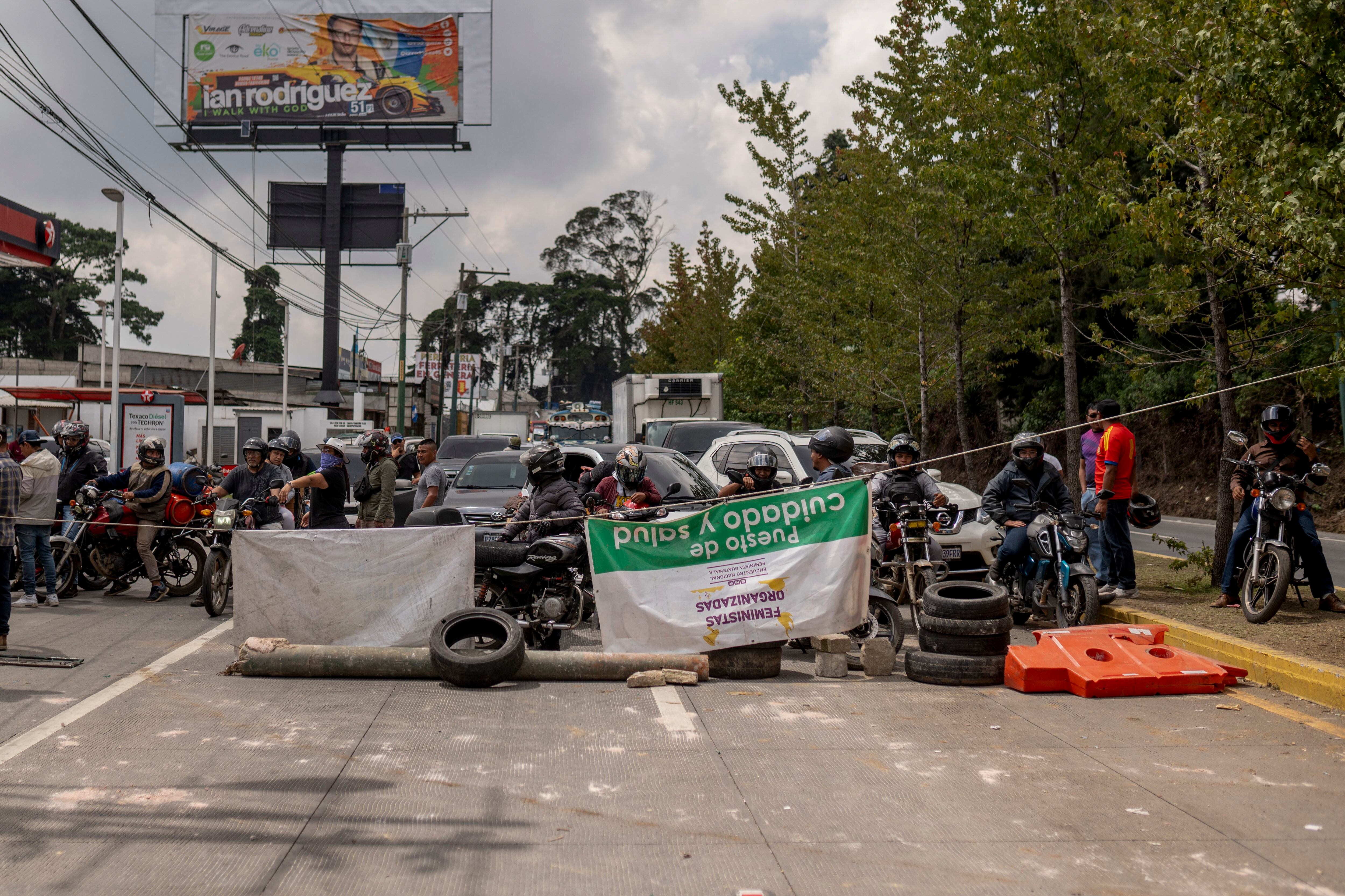 Varias personas bloquean la Carretera Panamericana en San Lucas Sacatepéquez, Guatemala, para exigir la renuncia de la fiscal general Consuelo Porras (AP Foto/Santiago Billy)