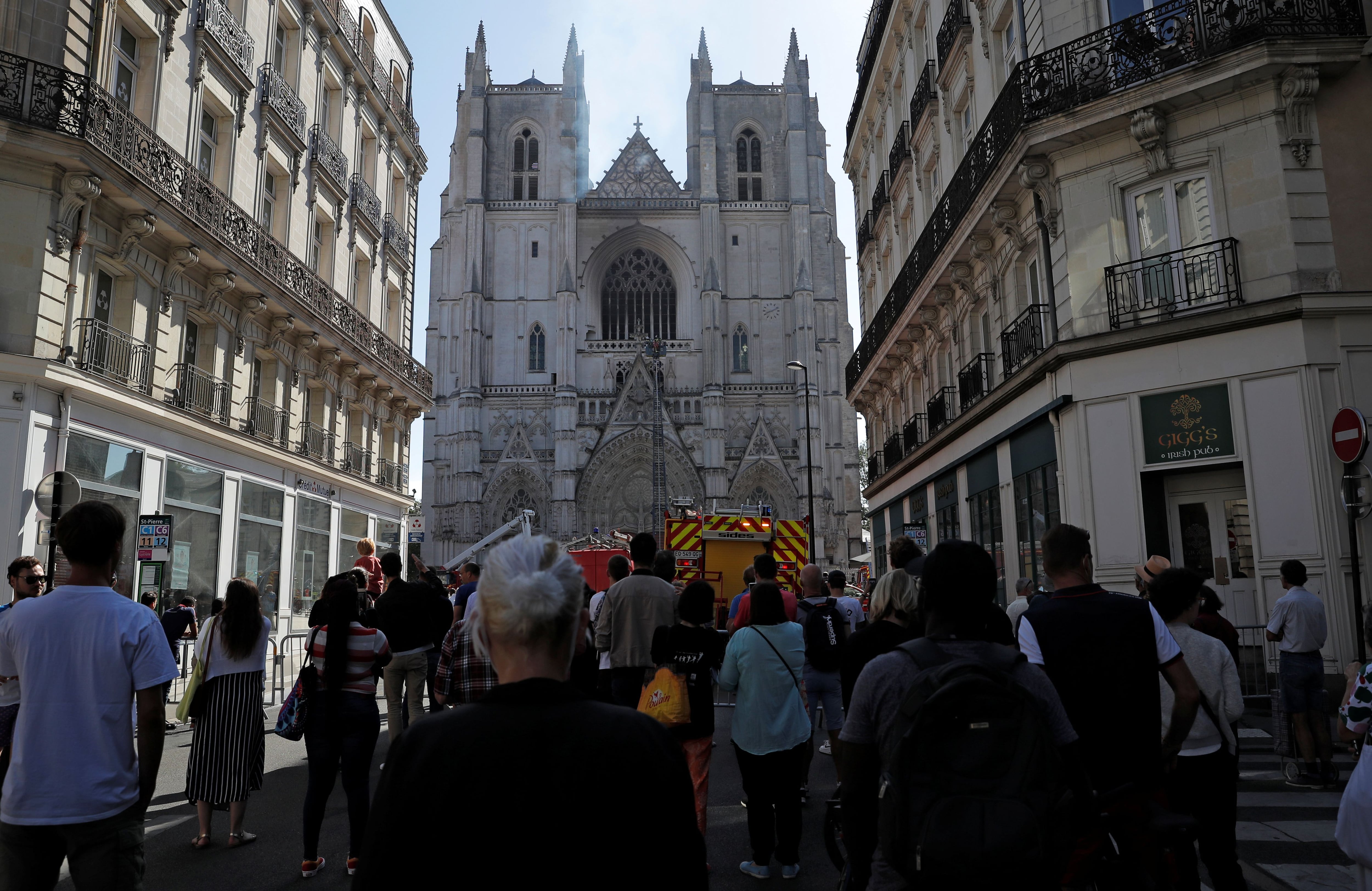 Personas aglomeradas a las afueras de la catedral