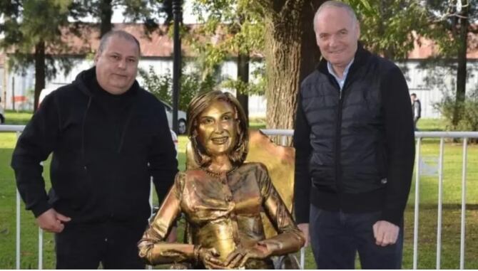 El intendente de Villa Cañás, Norberto Gizzi junto al artista plástico Daniel Melero y la estatua en homenaje a Mirtha Legrand (Gentileza Municipalidad Villa Cañás)