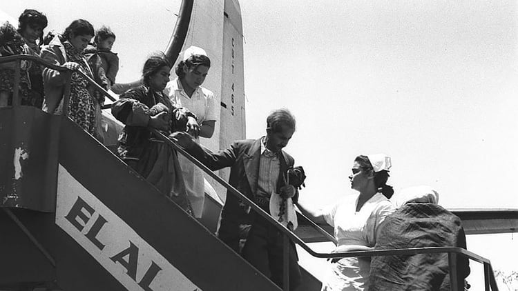 Judíos de Irán llegando a Israel en un vuelo de El Al desde Teherán